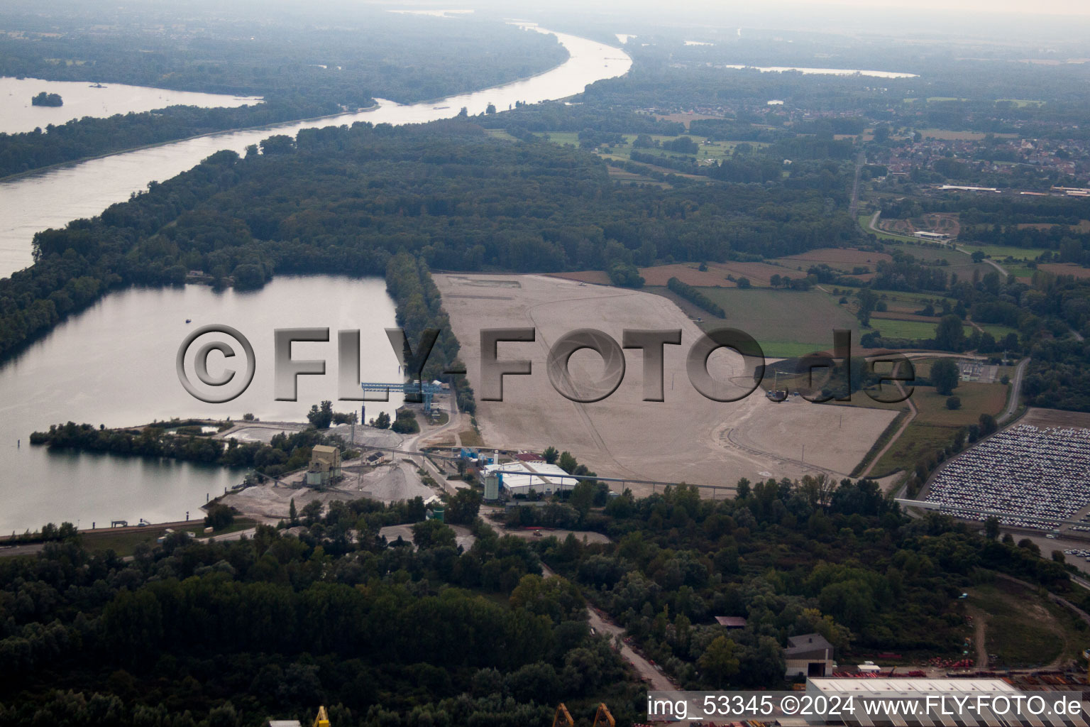 Vue aérienne de Nouvelle construction du port rhénan à Lauterbourg dans le département Bas Rhin, France