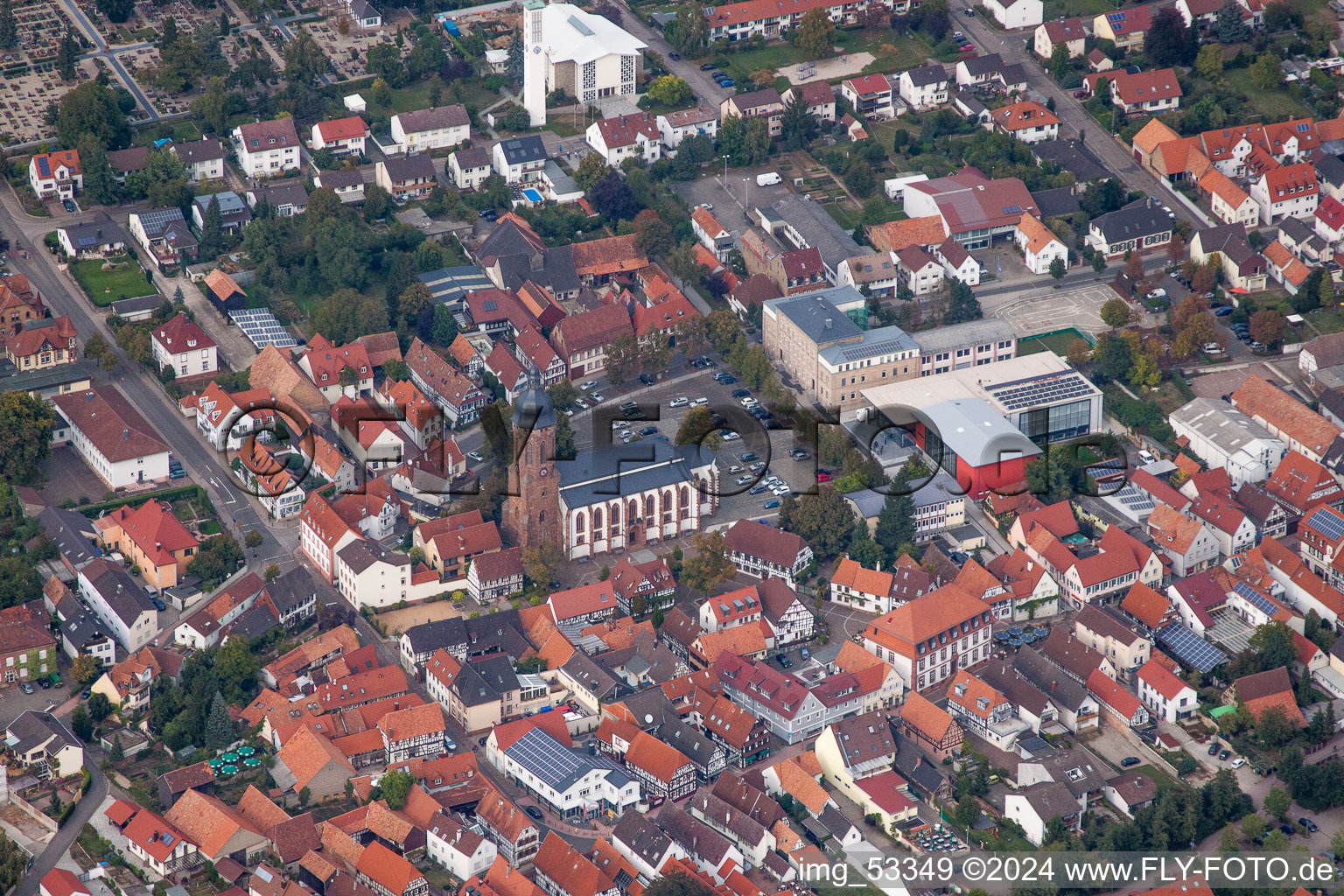 Vue aérienne de Église Saint-Georges avec place du marché, mairie et école primaire dans le centre historique à Kandel dans le département Rhénanie-Palatinat, Allemagne