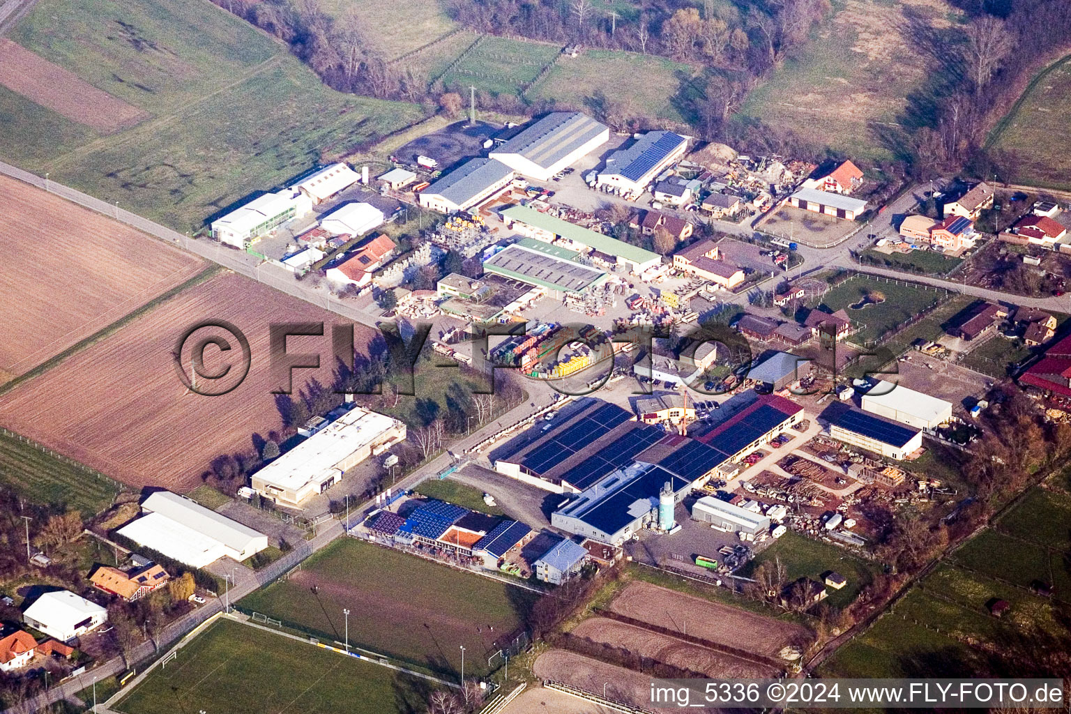 Vue aérienne de Zone industrielle et implantation d'entreprises sur l'Industriestrasse dans le quartier de Billigheim à Billigheim-Ingenheim dans le département Rhénanie-Palatinat, Allemagne