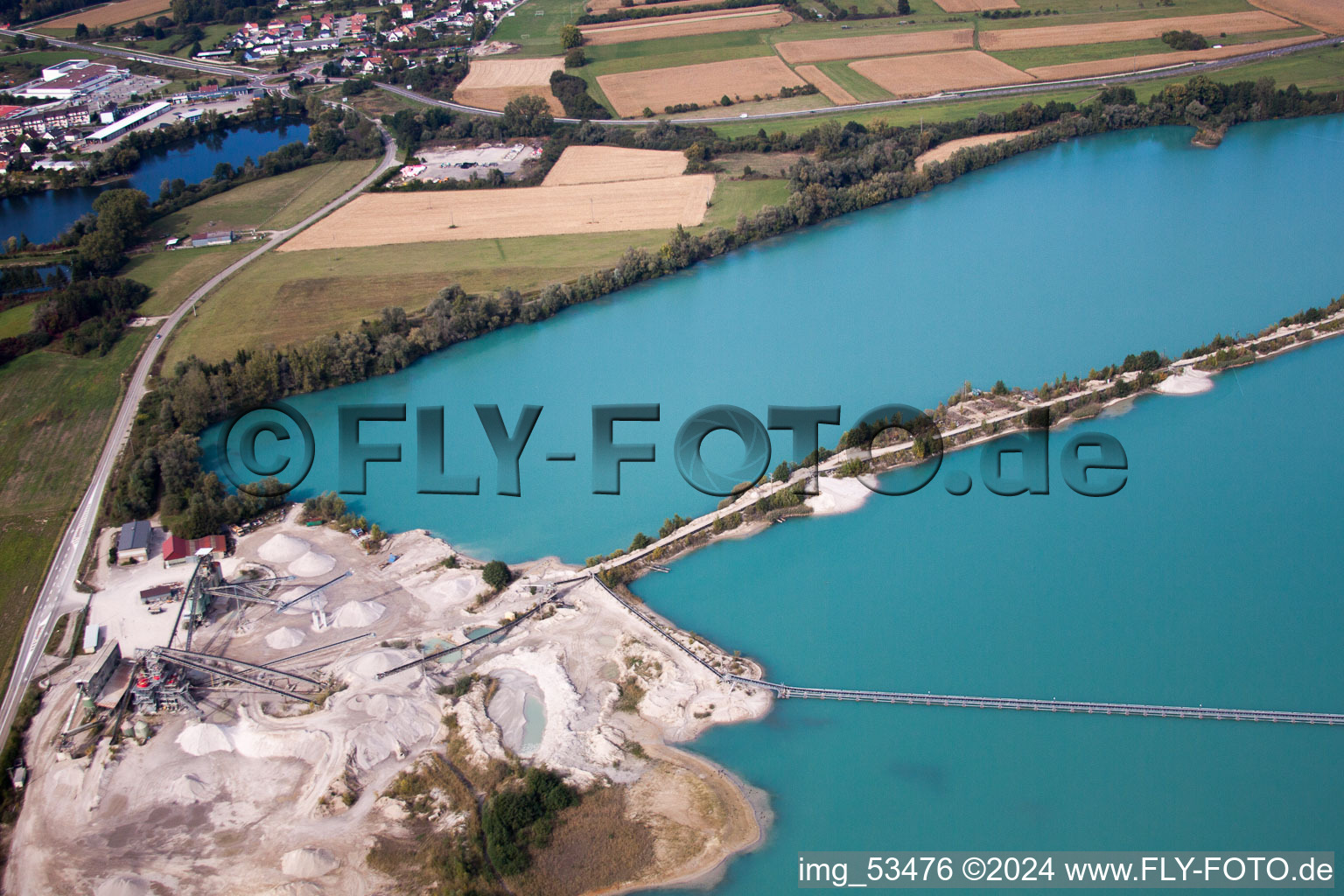 Vue aérienne de Étang de carrière à Sessenheim dans le département Bas Rhin, France