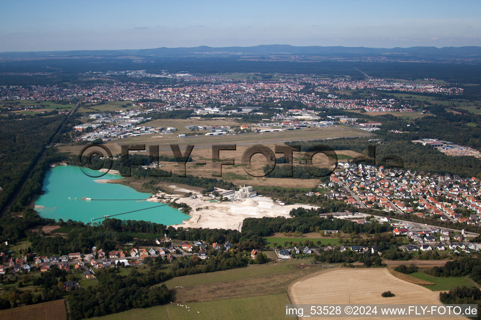 Vue aérienne de Piste avec aire de circulation de l'aérodrome de Haguenau à Haguenau à le quartier Zone Activite Aerodrome in Hagenau dans le département Bas Rhin, France