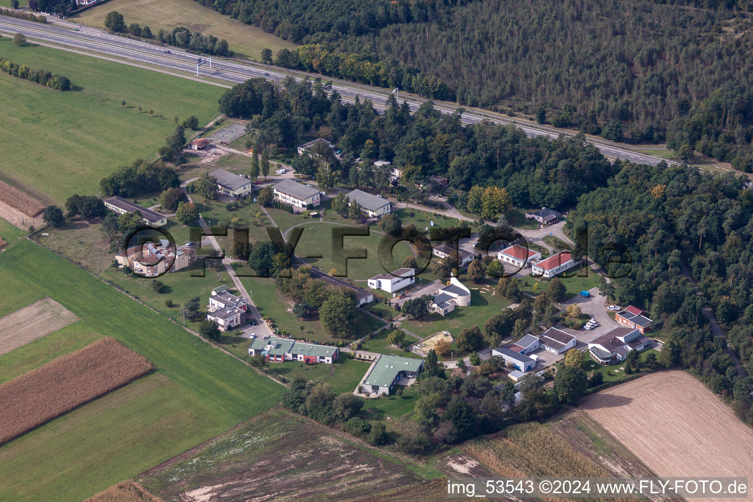 Vue aérienne de Clôture de sécurité dans les locaux du Centre Médico-légal - Psychiatrie Harthouse à Haguenau à le quartier Ceinture Forêt Sud in Hagenau dans le département Bas Rhin, France