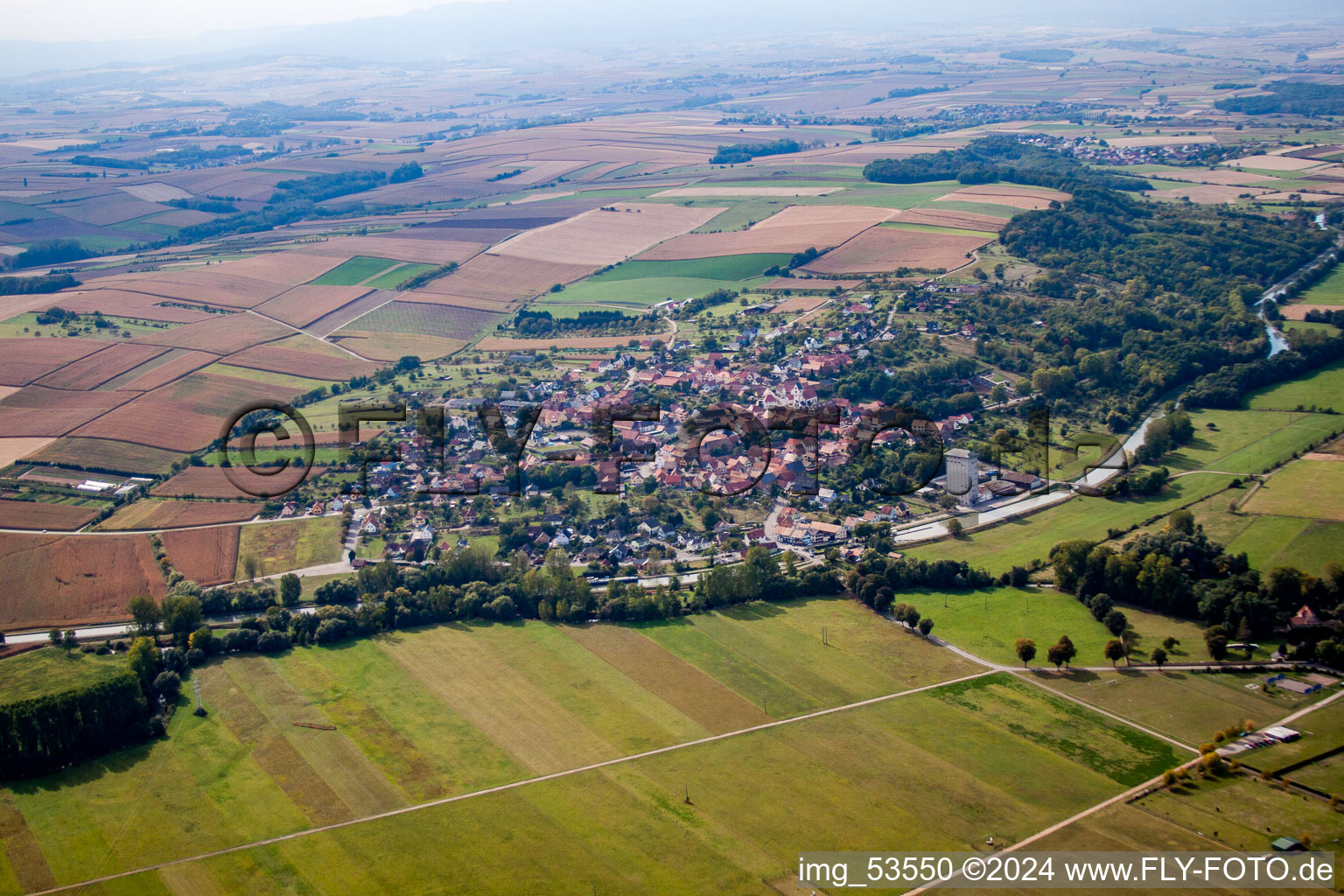 Mommenheim dans le département Bas Rhin, France du point de vue du drone