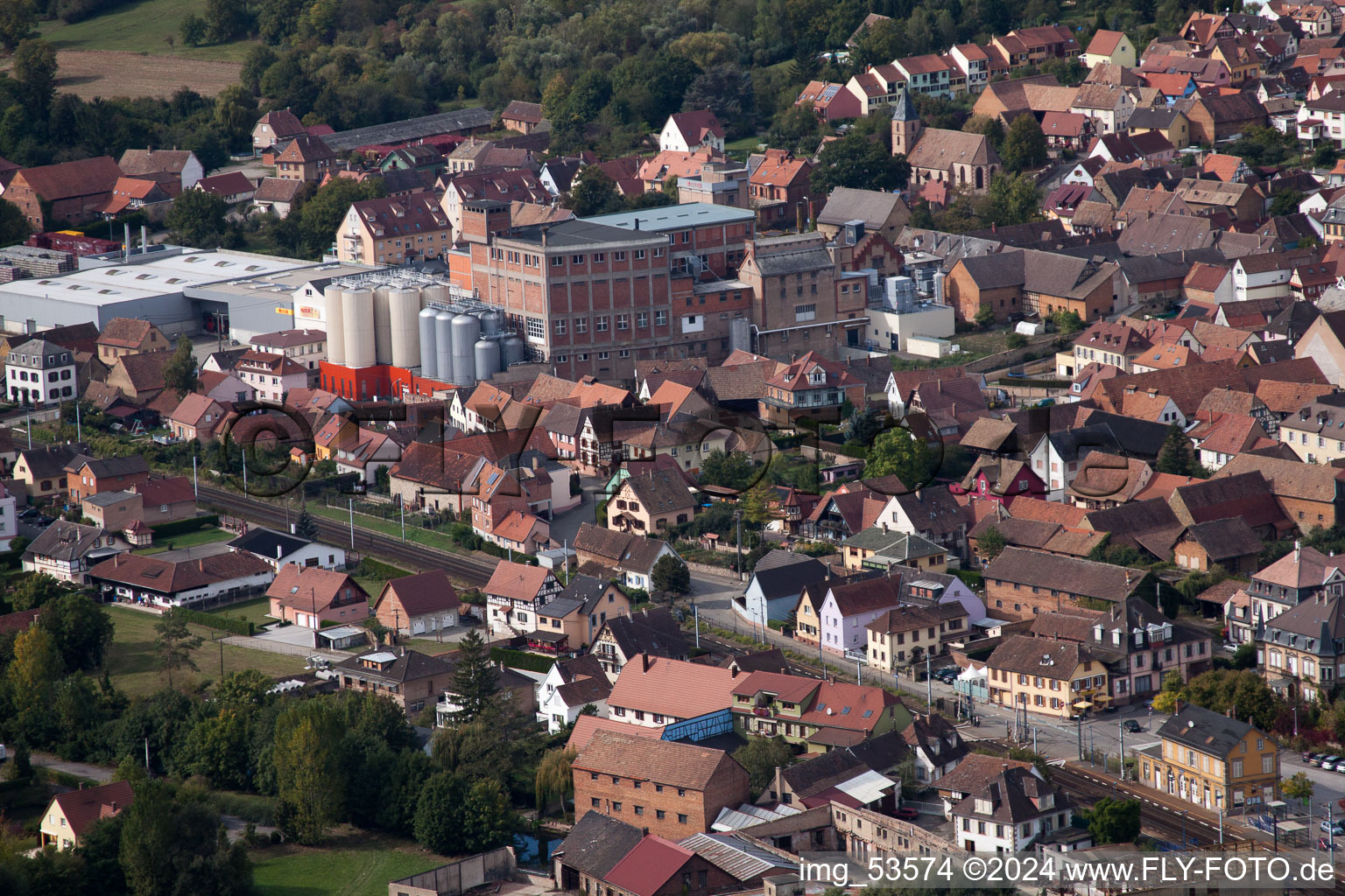 Hochfelden dans le département Bas Rhin, France vu d'un drone