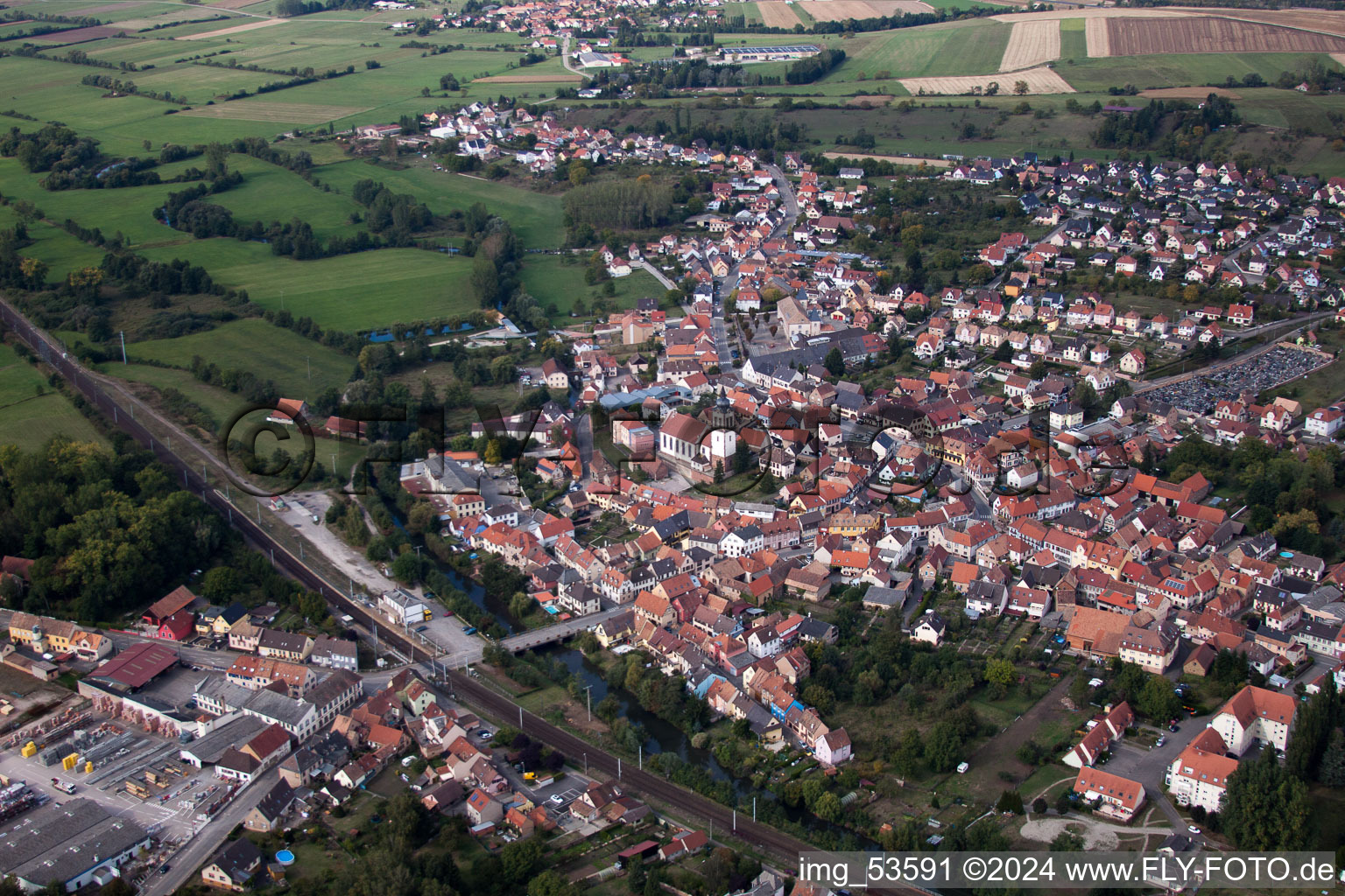 Vue aérienne de Vue des rues et des maisons des quartiers résidentiels à Dettwiller dans le département Bas Rhin, France