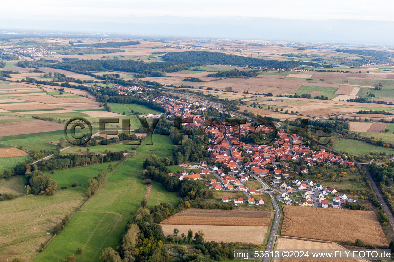 Vue aérienne de Champs agricoles et surfaces utilisables à Menchhoffen dans le département Bas Rhin, France