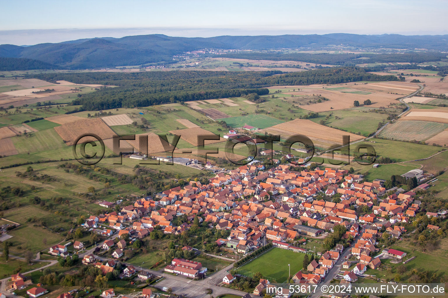 Vue oblique de Champs agricoles et surfaces utilisables à Uhrwiller dans le département Bas Rhin, France