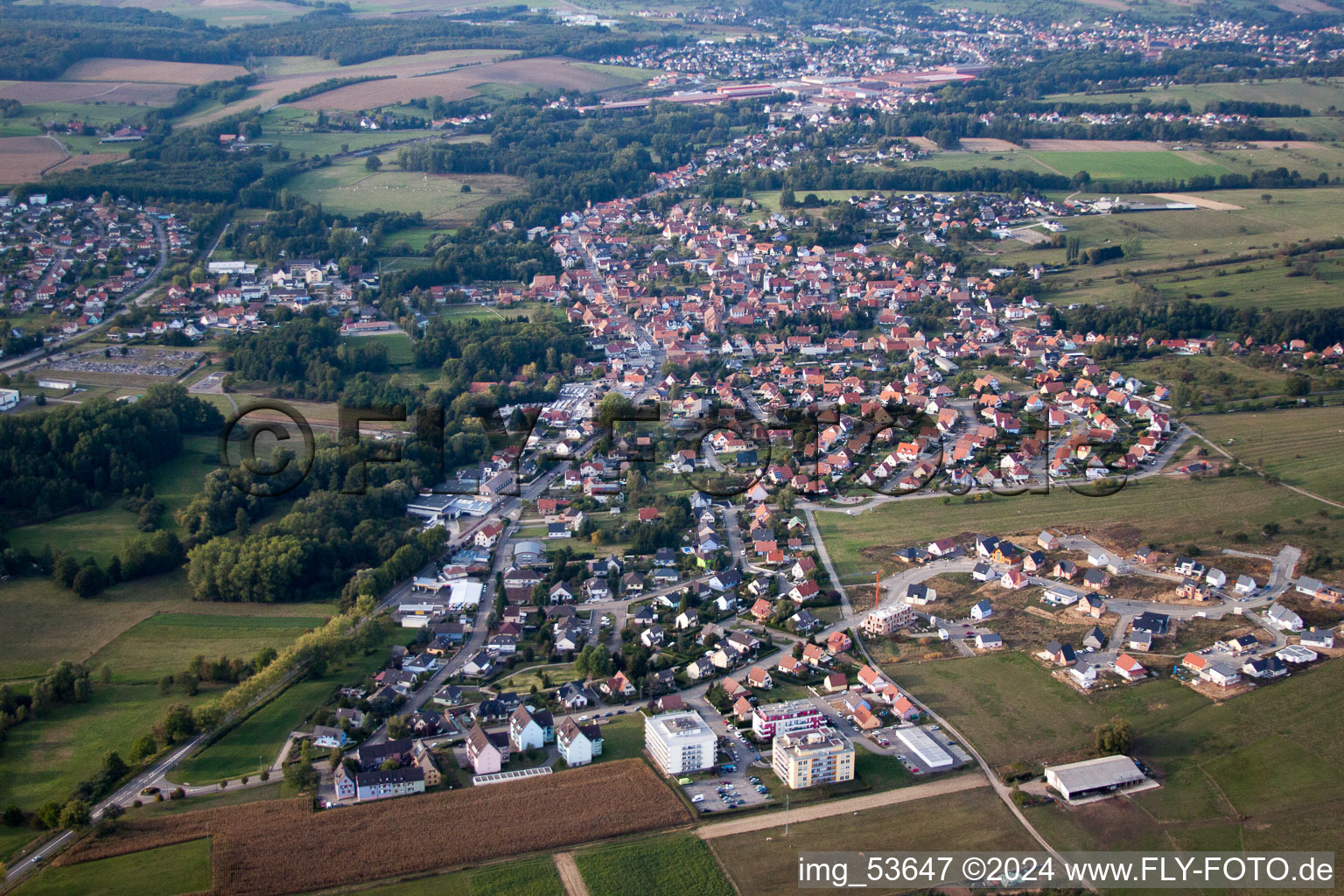 Vue aérienne de Champs agricoles et surfaces utilisables à Gundershoffen dans le département Bas Rhin, France