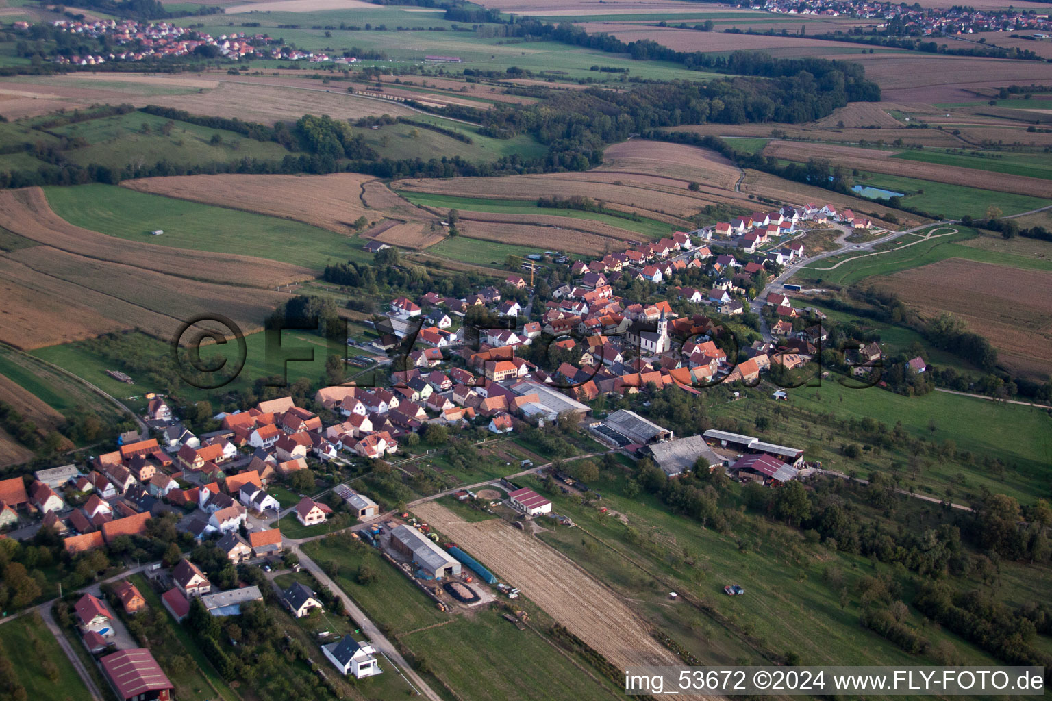 Vue aérienne de Champs agricoles et surfaces utilisables à Forstheim dans le département Bas Rhin, France