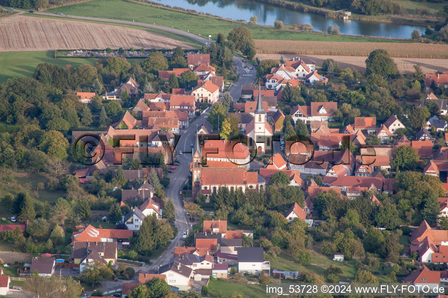 Vue aérienne de Bâtiment d'église au centre du village à Kutzenhausen dans le département Bas Rhin, France