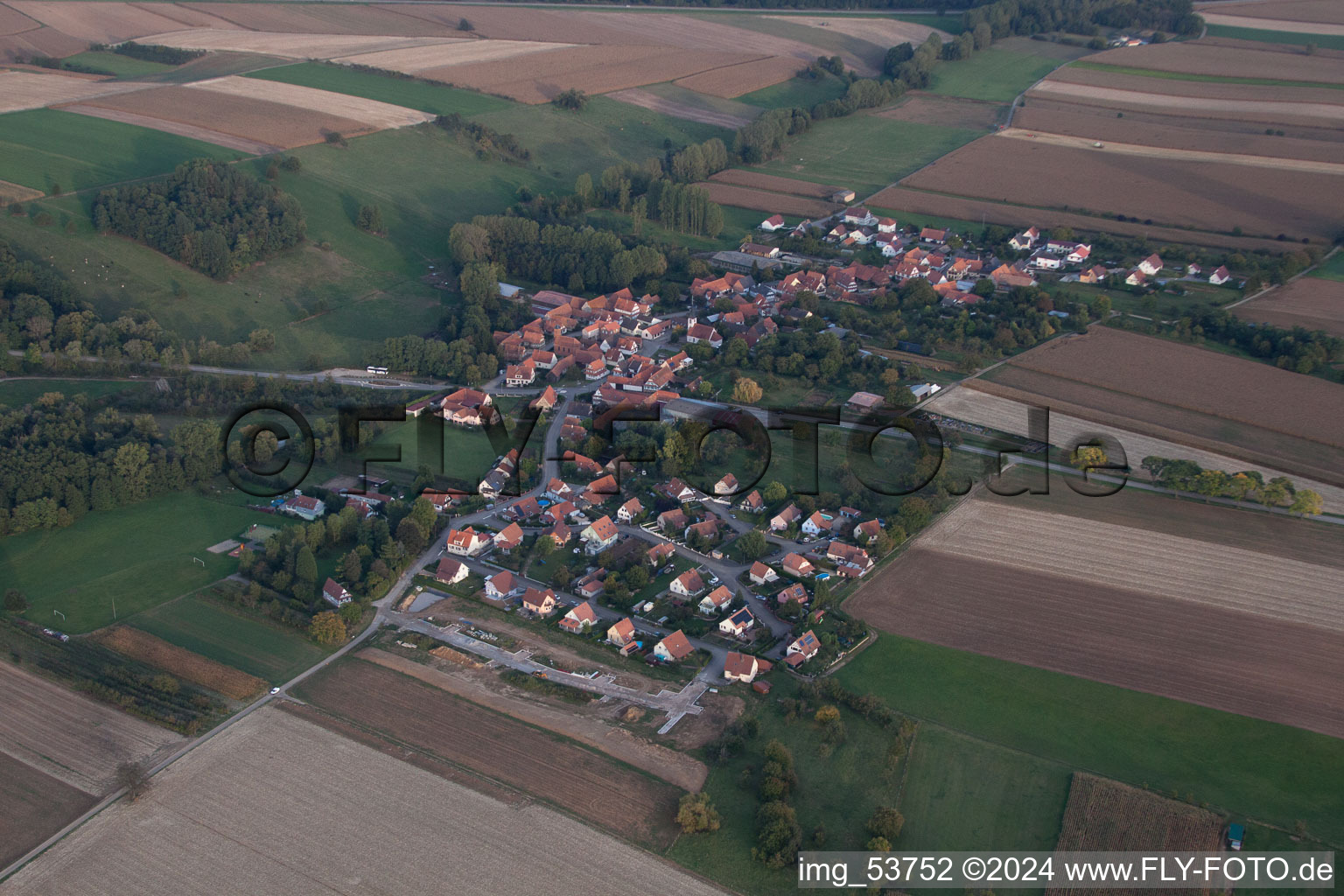 Vue aérienne de Champs agricoles et surfaces utilisables à Ingolsheim dans le département Bas Rhin, France