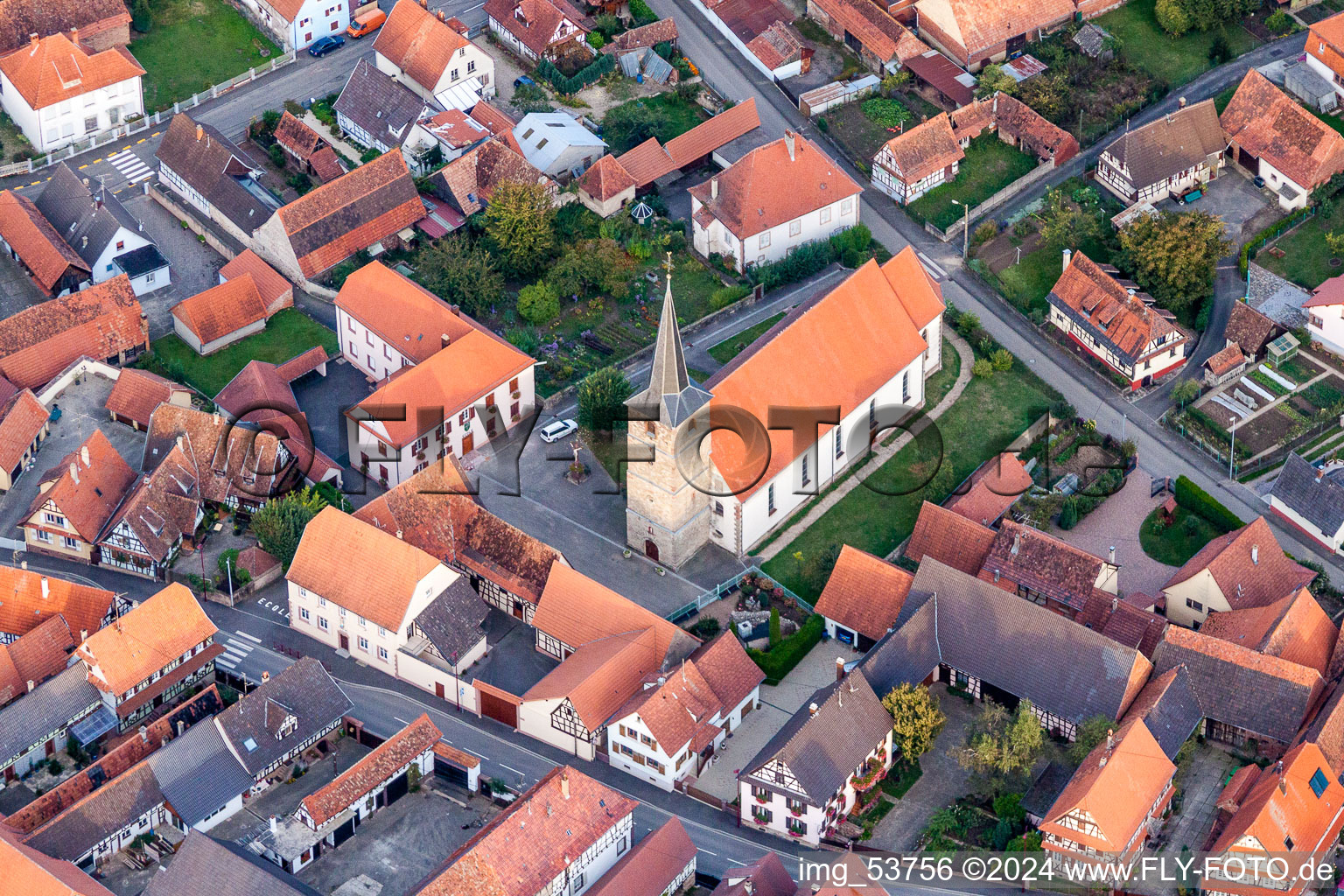 Vue aérienne de Bâtiment d'église au centre du village à Riedseltz dans le département Bas Rhin, France