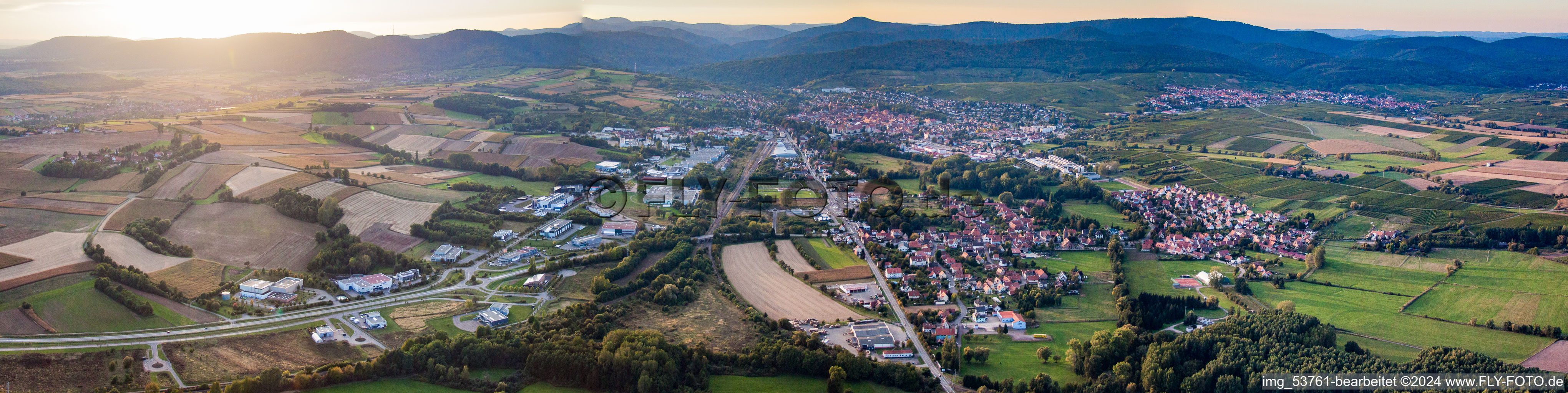 Vue aérienne de Zone industrielle panoramique à le quartier Altenstadt in Wissembourg dans le département Bas Rhin, France