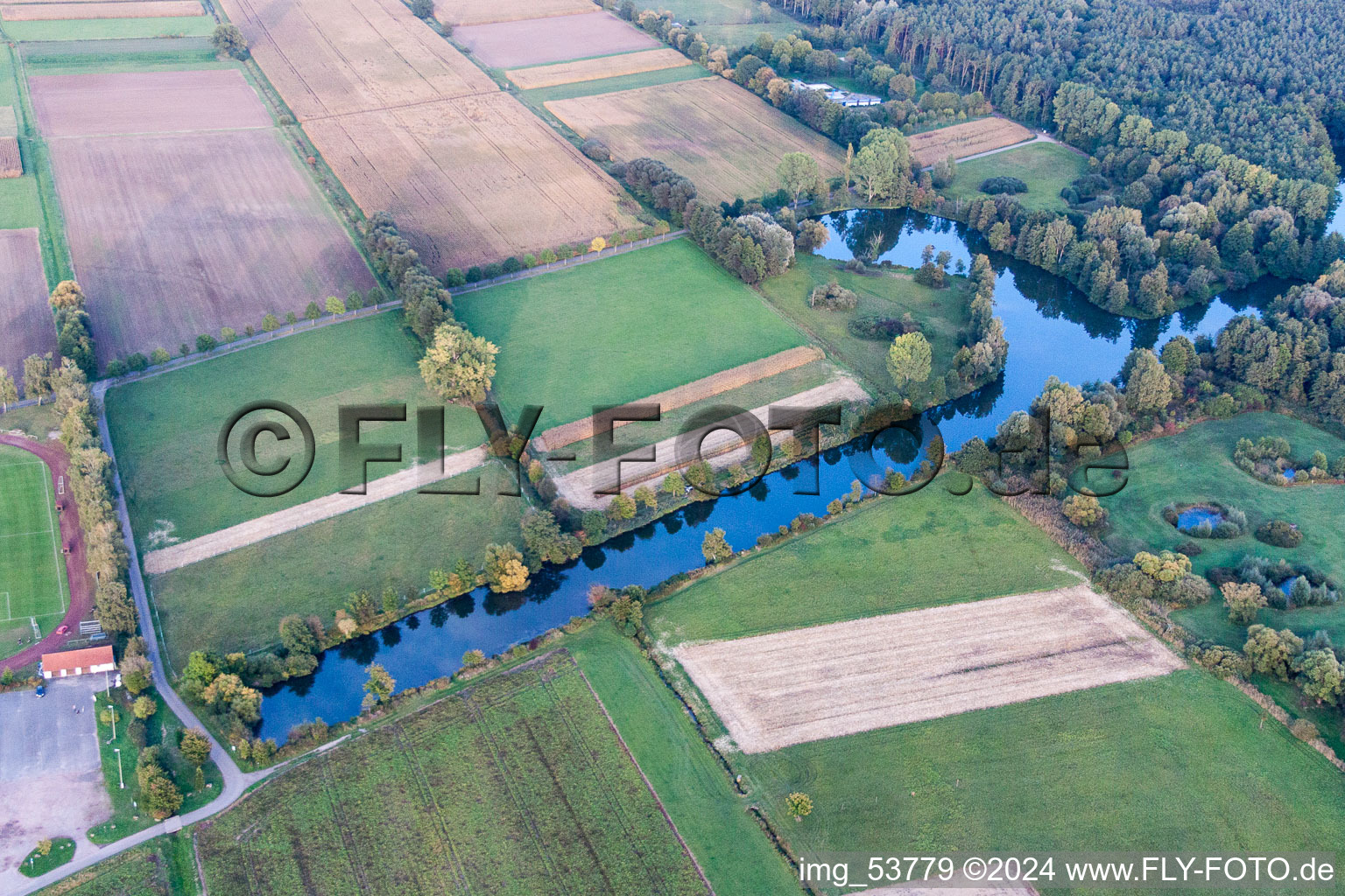 Vue aérienne de Fossés et canaux d'irrigation et de méloration dans les champs agricoles à Steinfeld dans le département Rhénanie-Palatinat, Allemagne