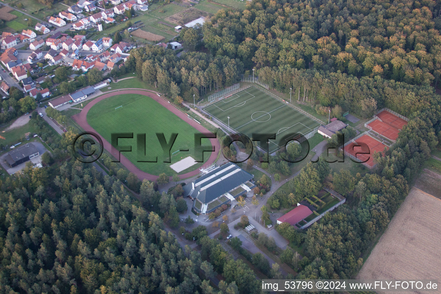 Vue aérienne de Installations sportives à le quartier Schaidt in Wörth am Rhein dans le département Rhénanie-Palatinat, Allemagne