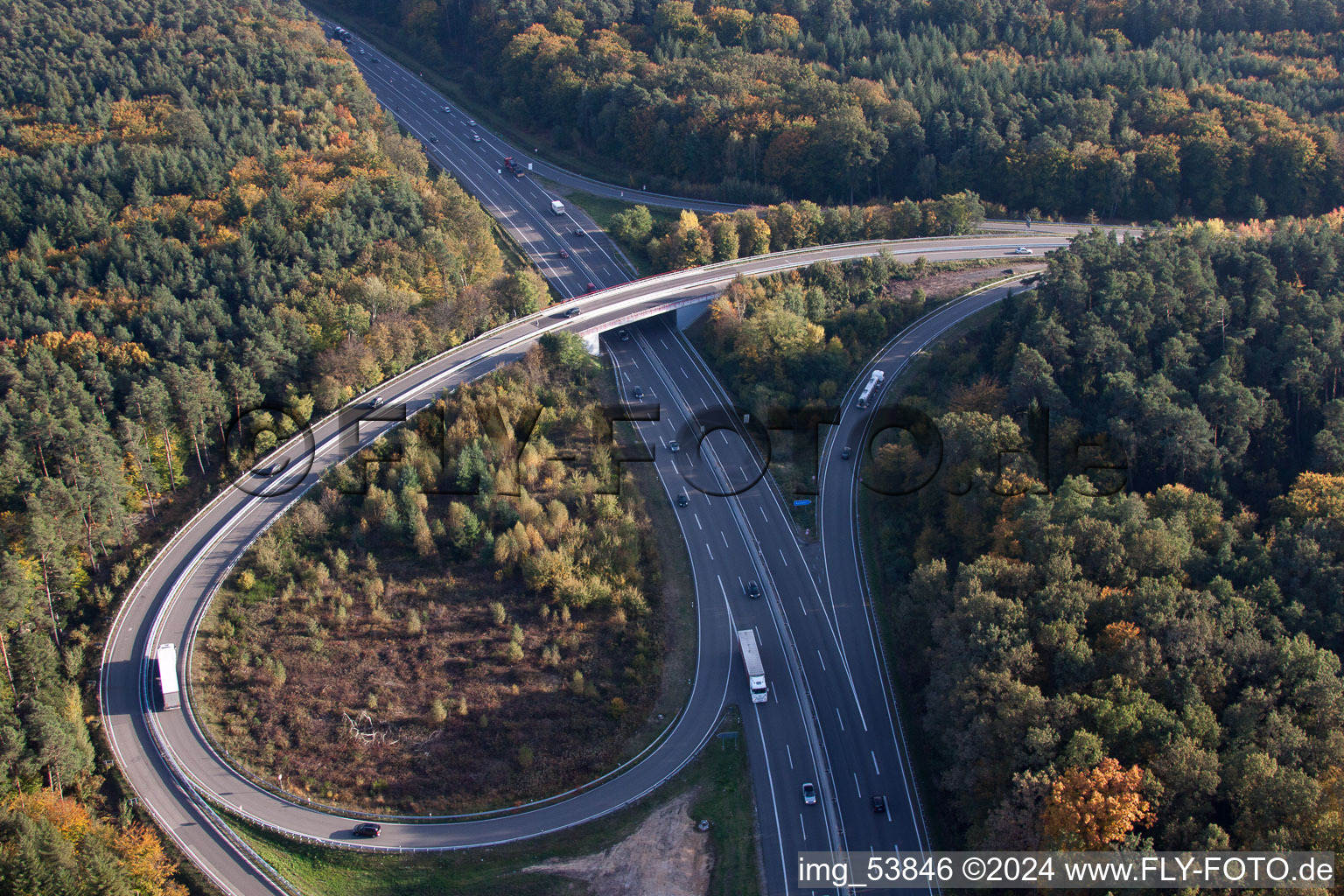 Vue aérienne de Tracé et voies le long de la sortie et de l'entrée d'autoroute du BAB A65 vers Kandel Sud et Strasbourg à Kandel dans le département Rhénanie-Palatinat, Allemagne