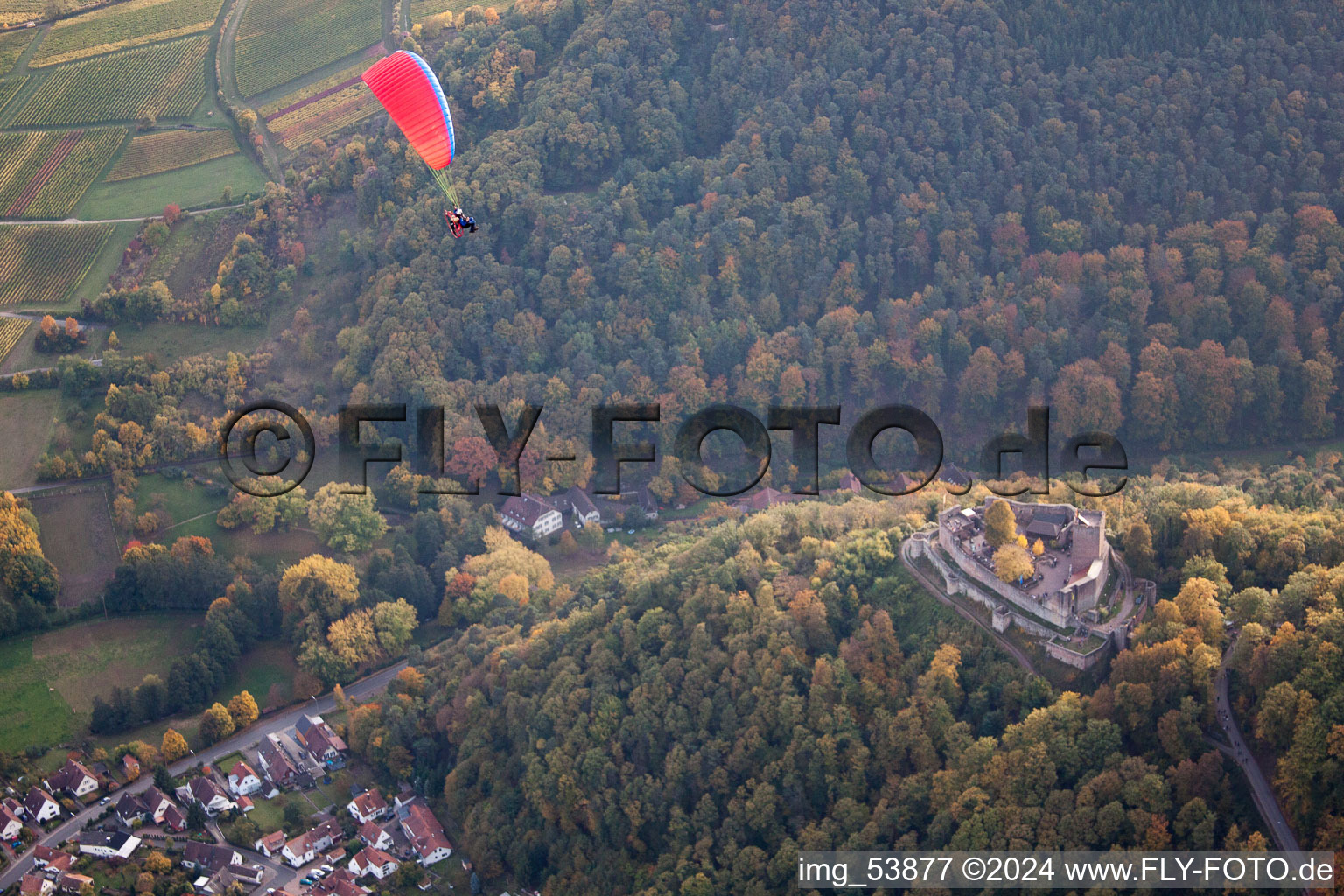 Vue aérienne de Château de Landeck avec parapentes à Klingenmünster dans le département Rhénanie-Palatinat, Allemagne