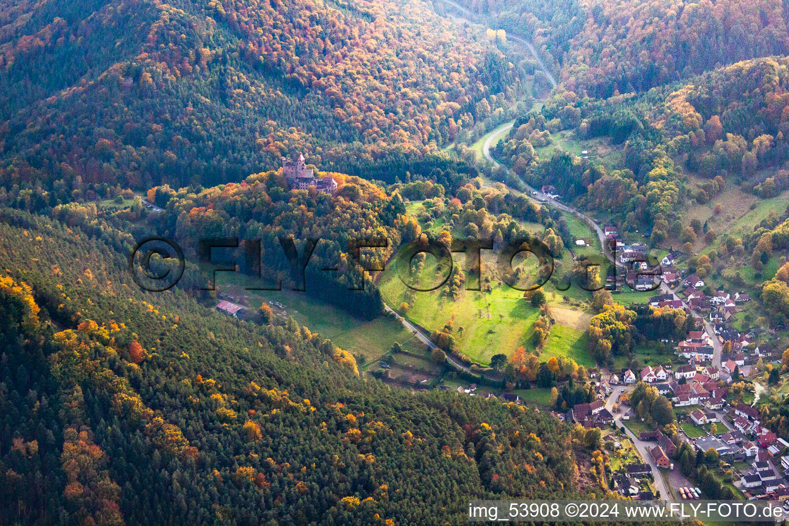 Vue d'oiseau de Château de Berwartstein à Erlenbach bei Dahn dans le département Rhénanie-Palatinat, Allemagne