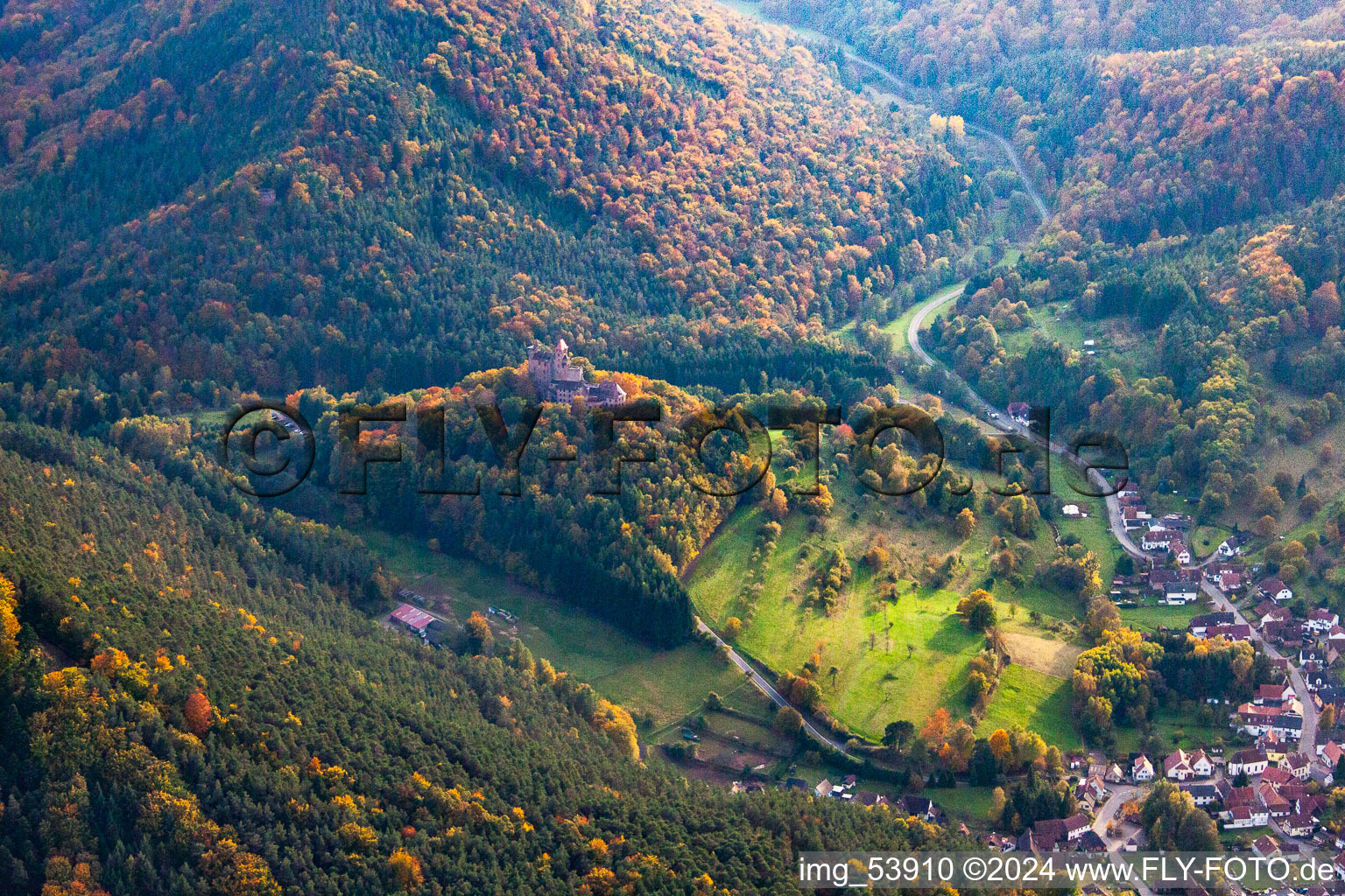 Château de Berwartstein à Erlenbach bei Dahn dans le département Rhénanie-Palatinat, Allemagne vue du ciel