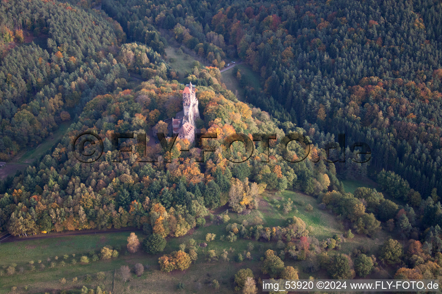 Château de Berwartstein à Erlenbach bei Dahn dans le département Rhénanie-Palatinat, Allemagne d'un drone