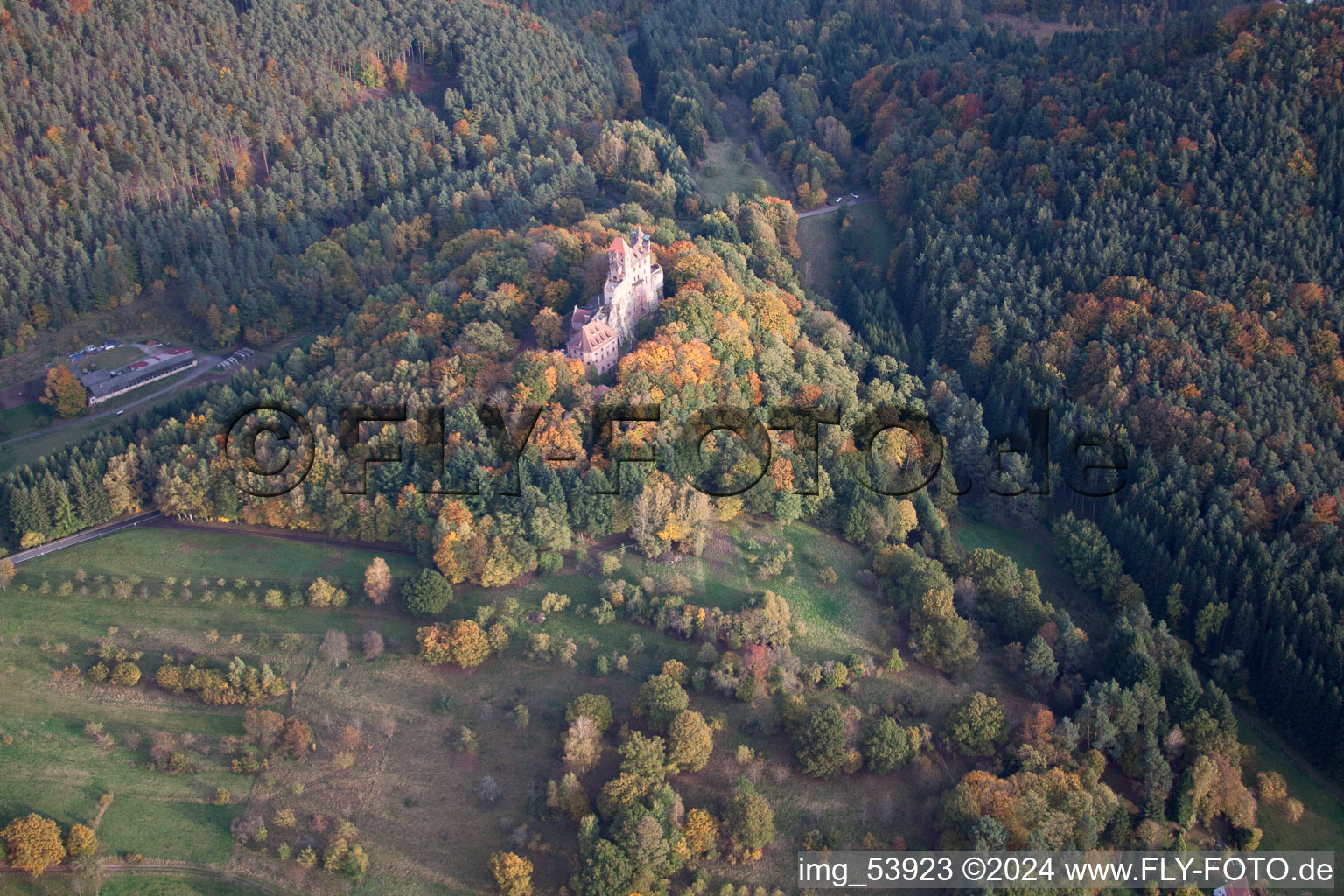 Château de Berwartstein à Erlenbach bei Dahn dans le département Rhénanie-Palatinat, Allemagne vu d'un drone