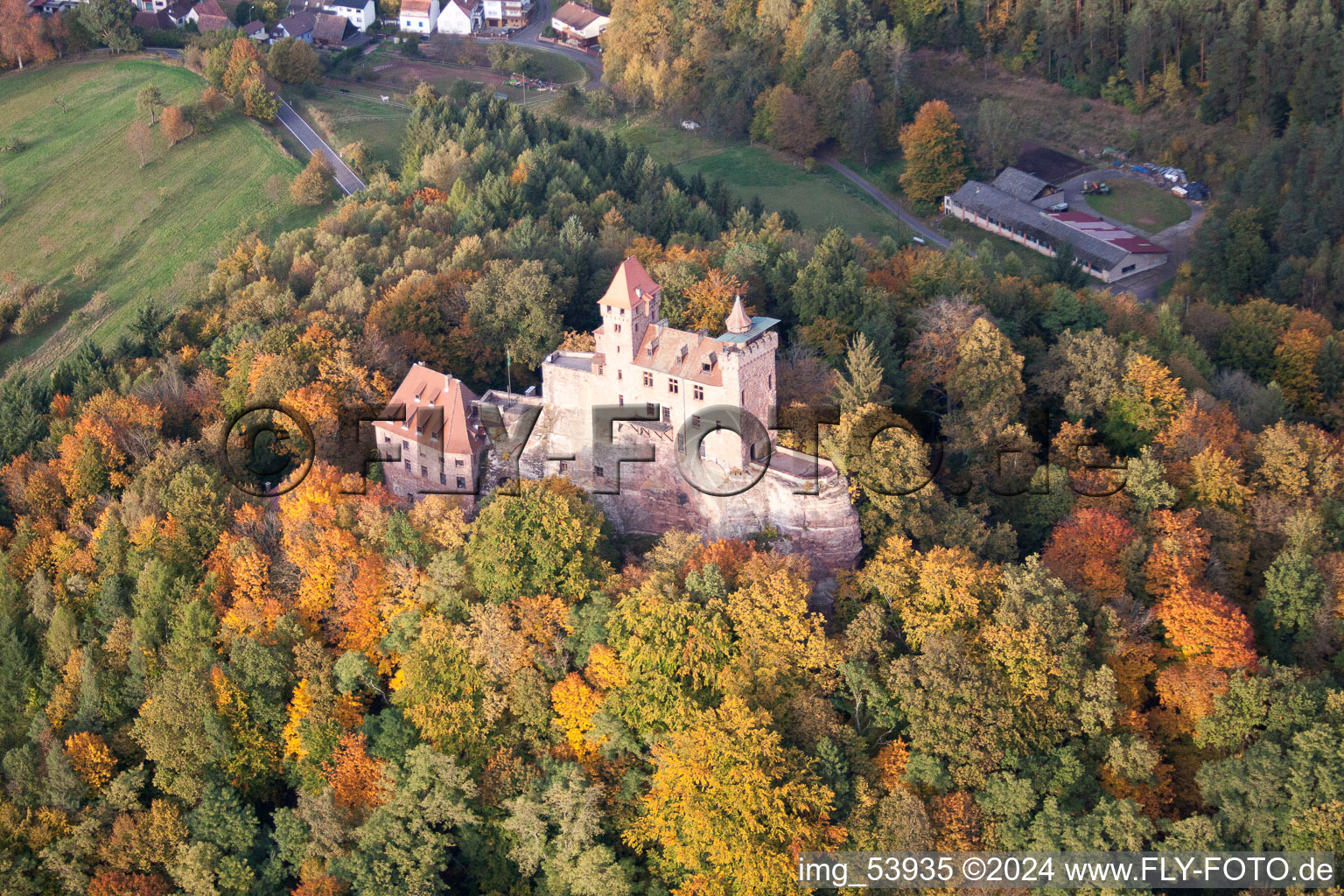 Vue aérienne de Ruines et vestiges des murs de l'ancien complexe du château et de la forteresse du château de Berwartstein à Erlenbach bei Dahn dans le département Rhénanie-Palatinat, Allemagne