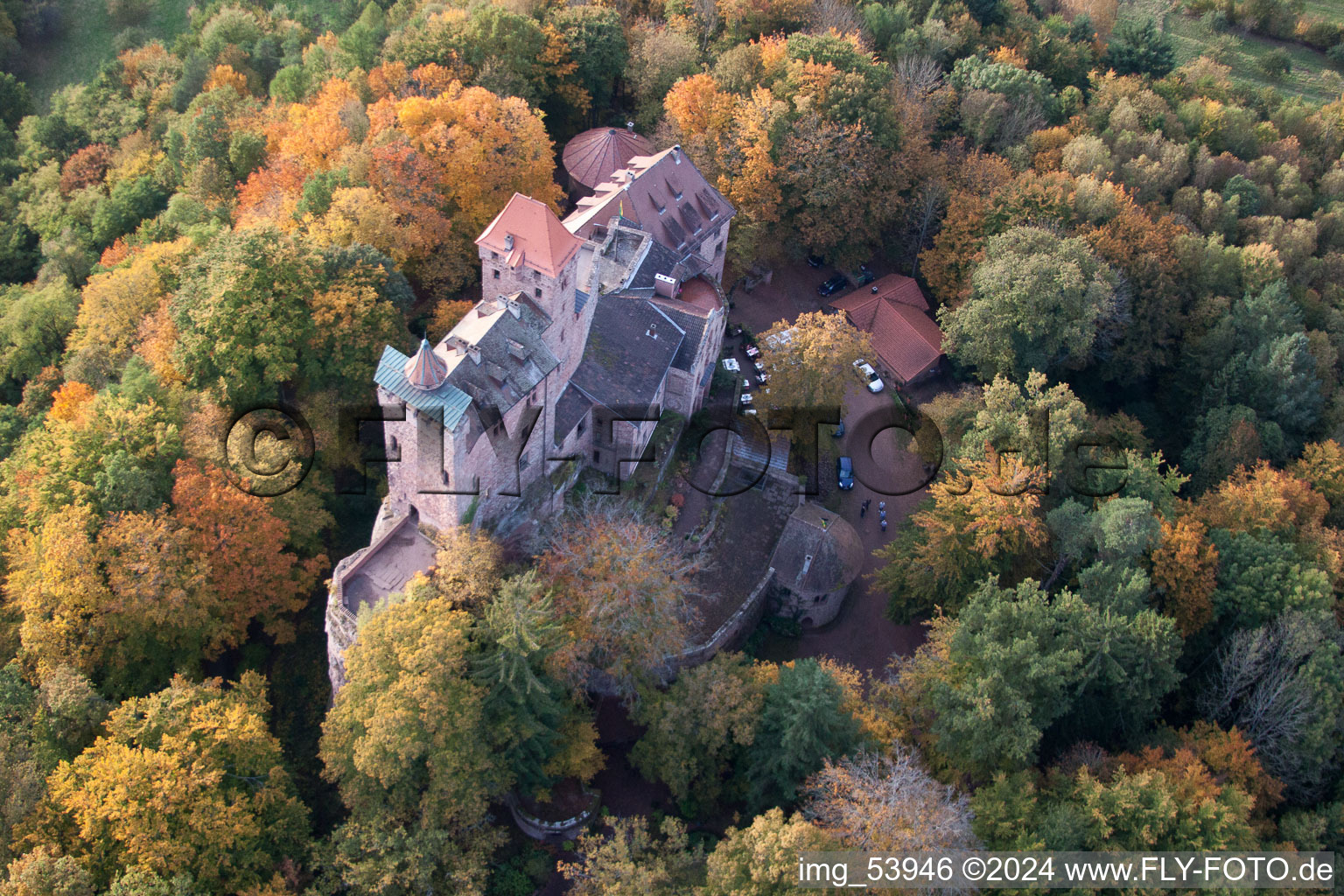 Vue aérienne de Complexe du château du château de Berwartstein dans les feuilles d'automne à Erlenbach bei Dahn dans le département Rhénanie-Palatinat, Allemagne