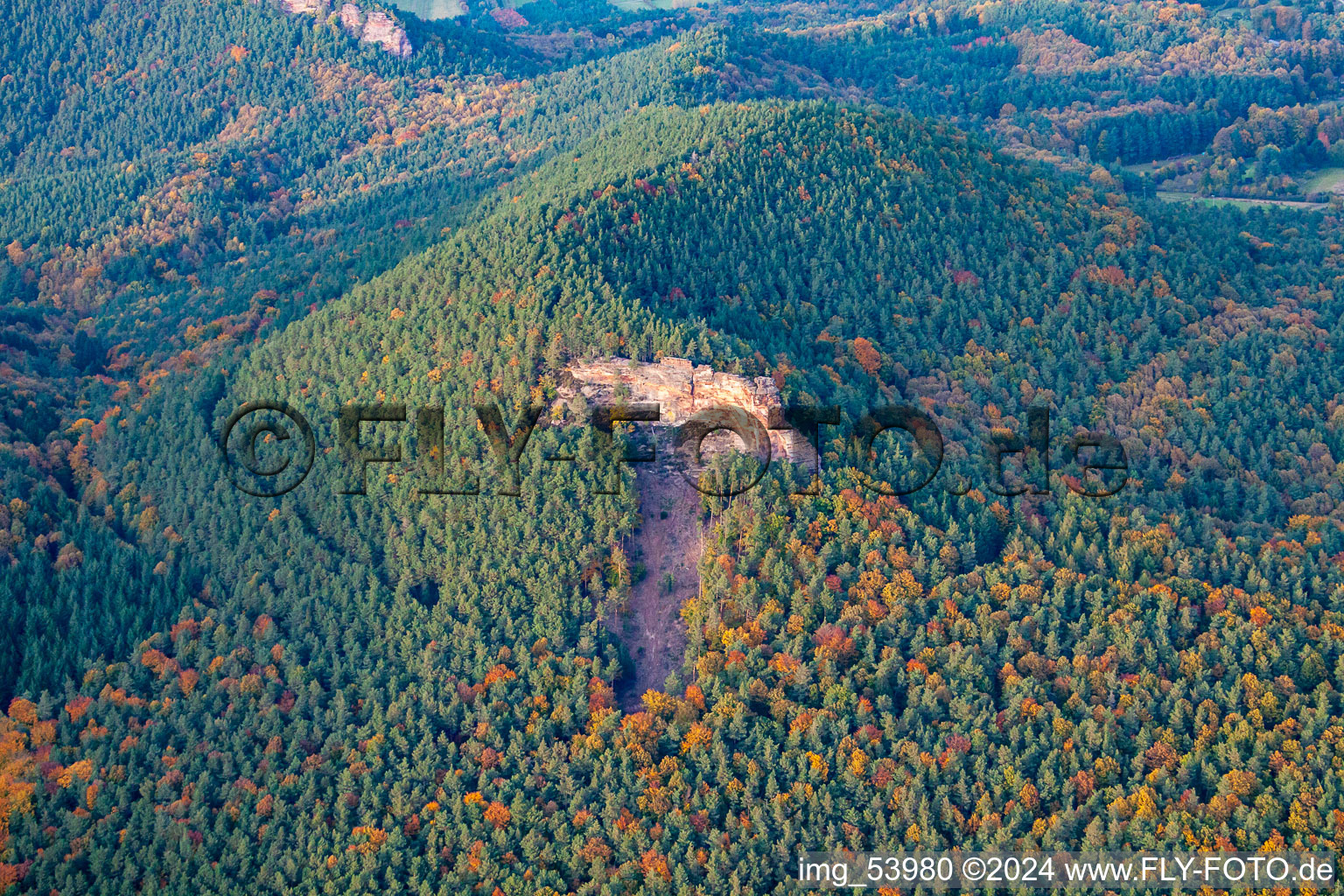 Vue aérienne de Rotzenfelsen à le quartier Gossersweiler in Gossersweiler-Stein dans le département Rhénanie-Palatinat, Allemagne