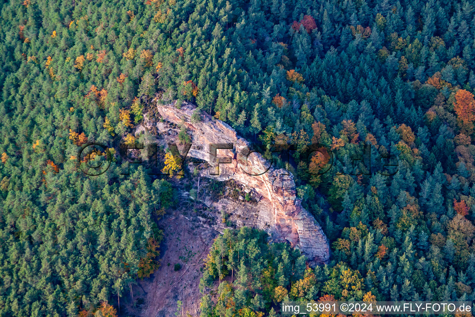 Vue oblique de Rotzenfelsen à le quartier Gossersweiler in Gossersweiler-Stein dans le département Rhénanie-Palatinat, Allemagne