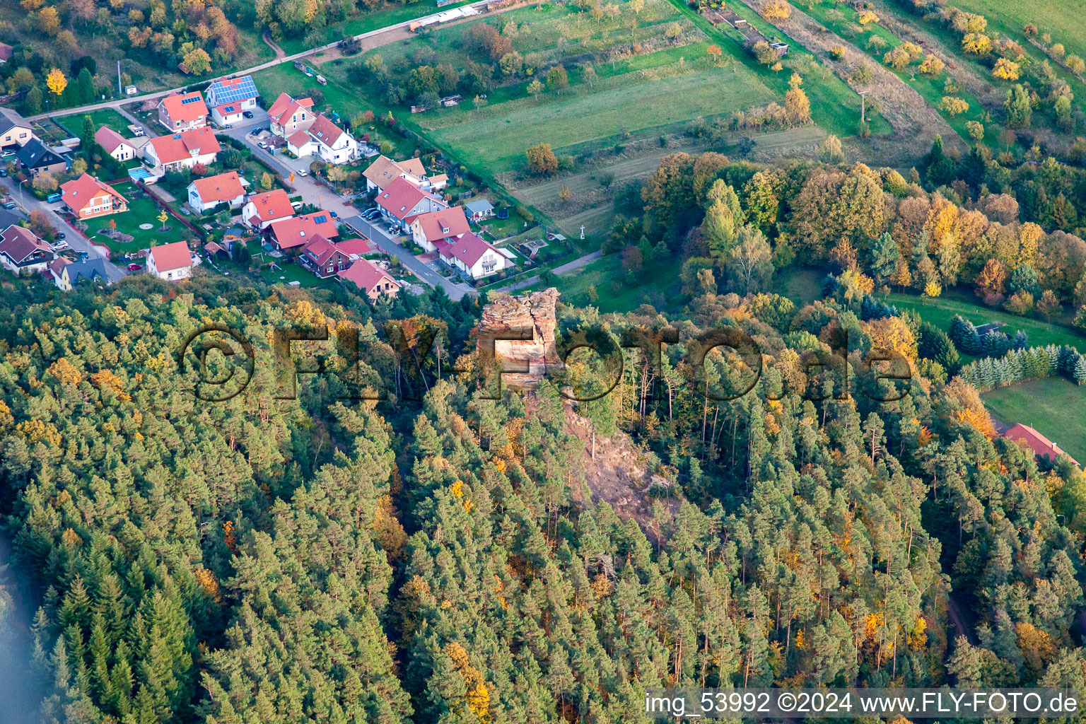 Vue aérienne de Kriemhildenstein à le quartier Gossersweiler in Gossersweiler-Stein dans le département Rhénanie-Palatinat, Allemagne