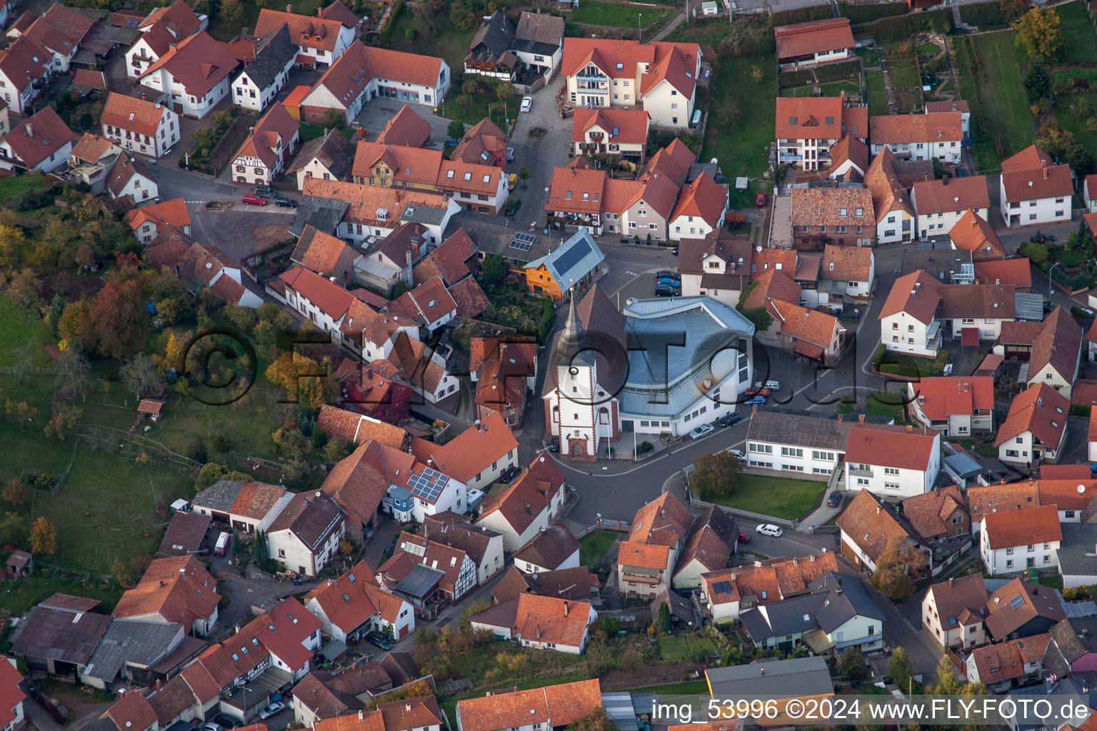 Vue oblique de Église Saint-Cyriaque à le quartier Gossersweiler in Gossersweiler-Stein dans le département Rhénanie-Palatinat, Allemagne