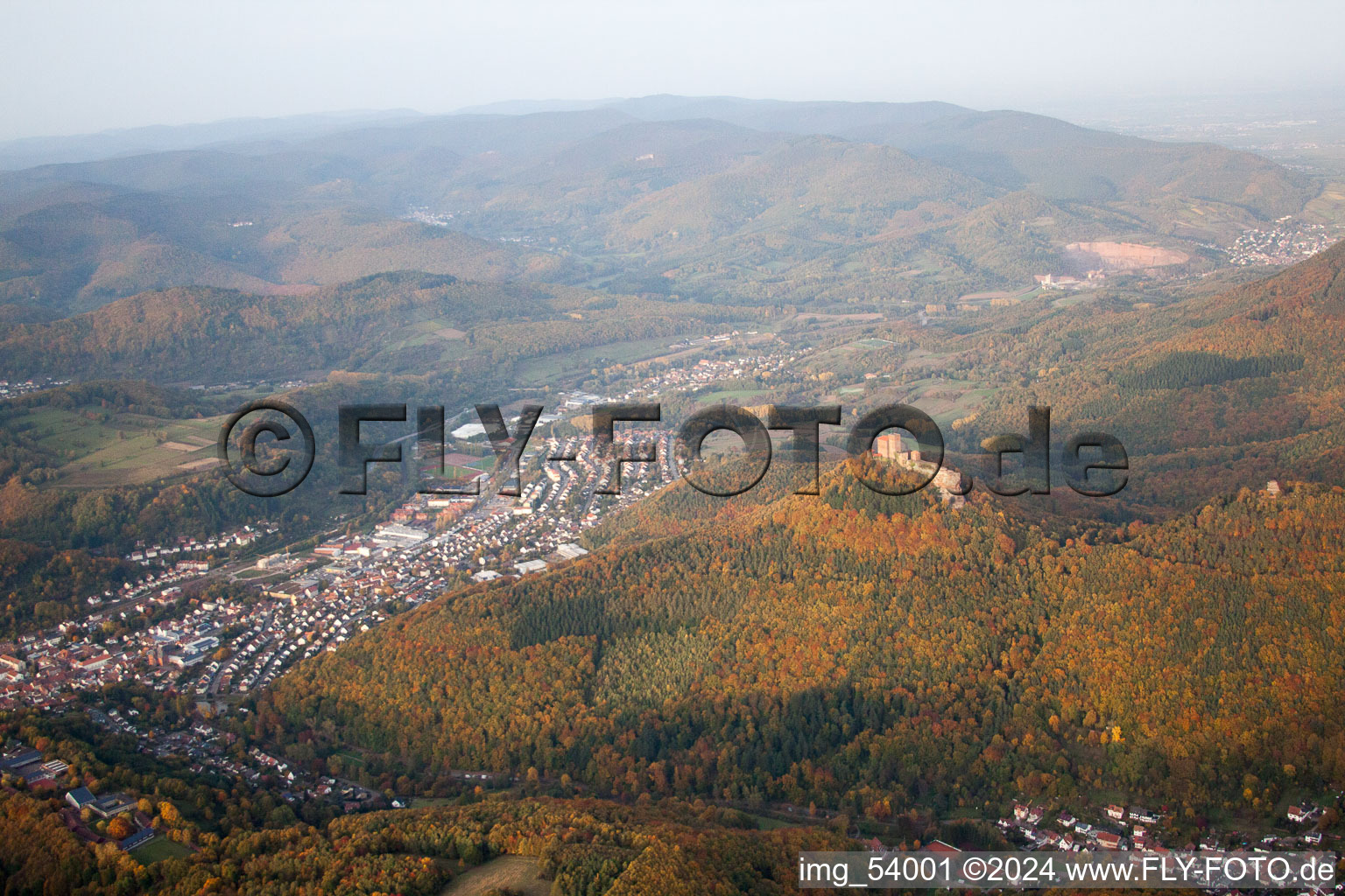 Vue aérienne de Annweiler, château de Trifels à Annweiler am Trifels dans le département Rhénanie-Palatinat, Allemagne