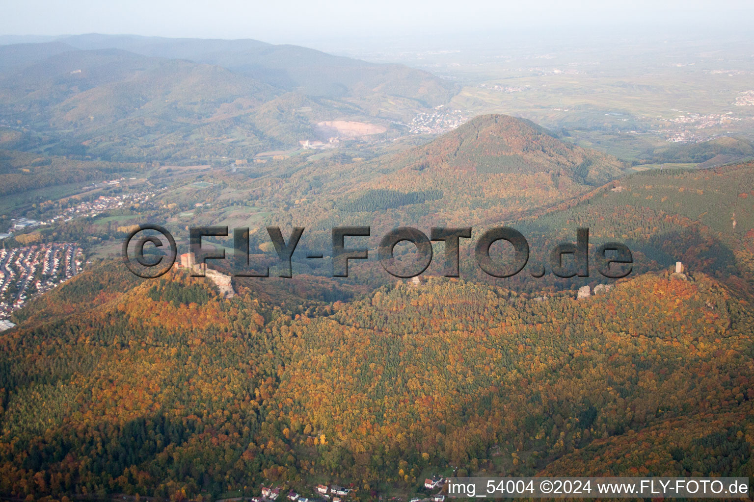 Vue aérienne de Annweiler, 3 châteaux Trifels, Scharfenberg et Anebos à Leinsweiler dans le département Rhénanie-Palatinat, Allemagne