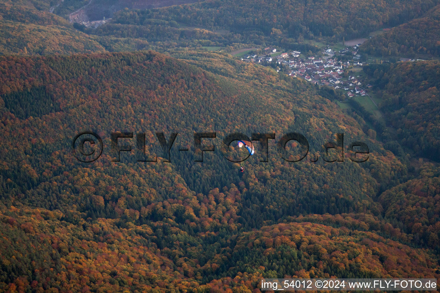 Quartier Bindersbach in Annweiler am Trifels dans le département Rhénanie-Palatinat, Allemagne depuis l'avion