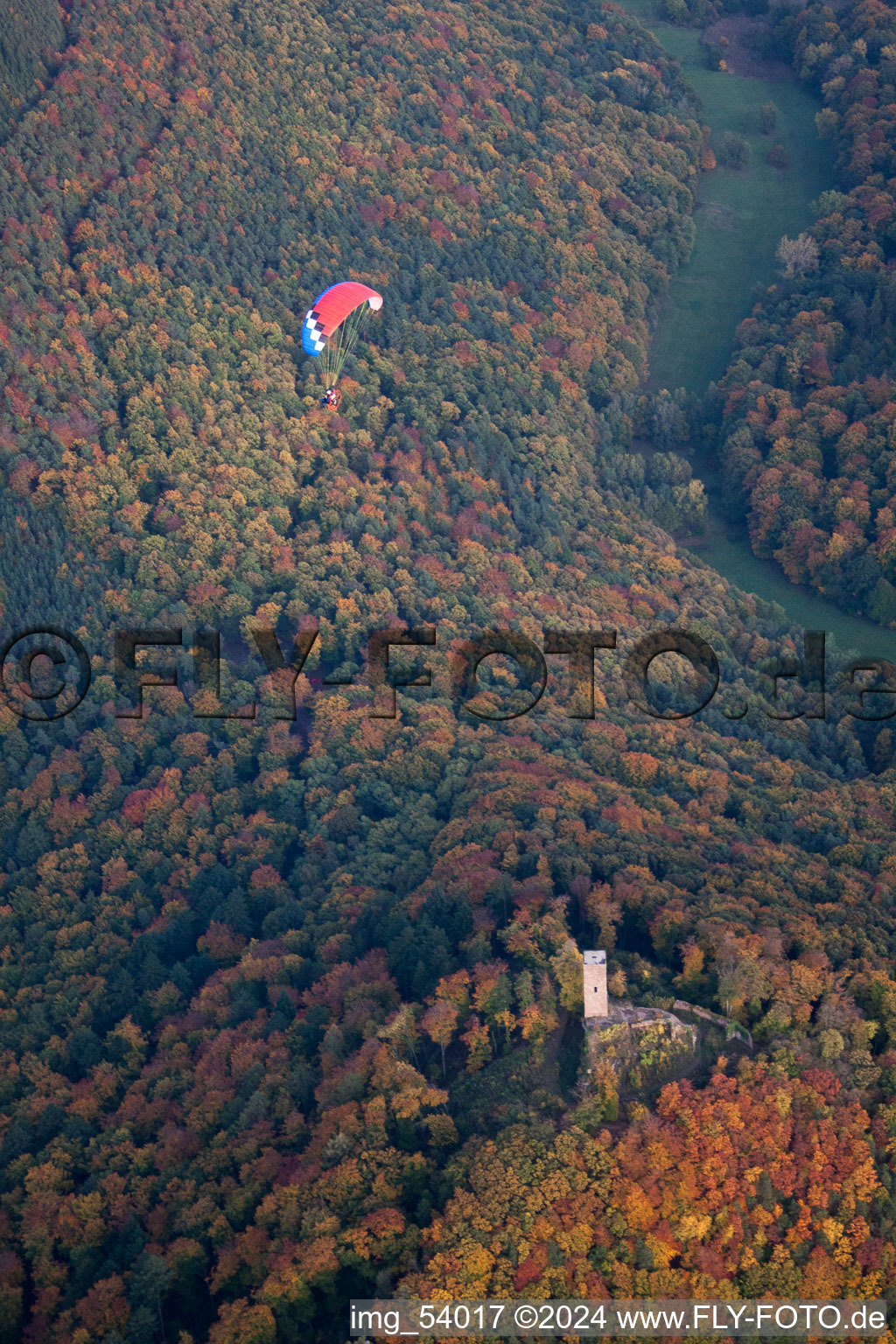 Ruines du château de Scharfenberg, appelé « Münz à Leinsweiler dans le département Rhénanie-Palatinat, Allemagne hors des airs