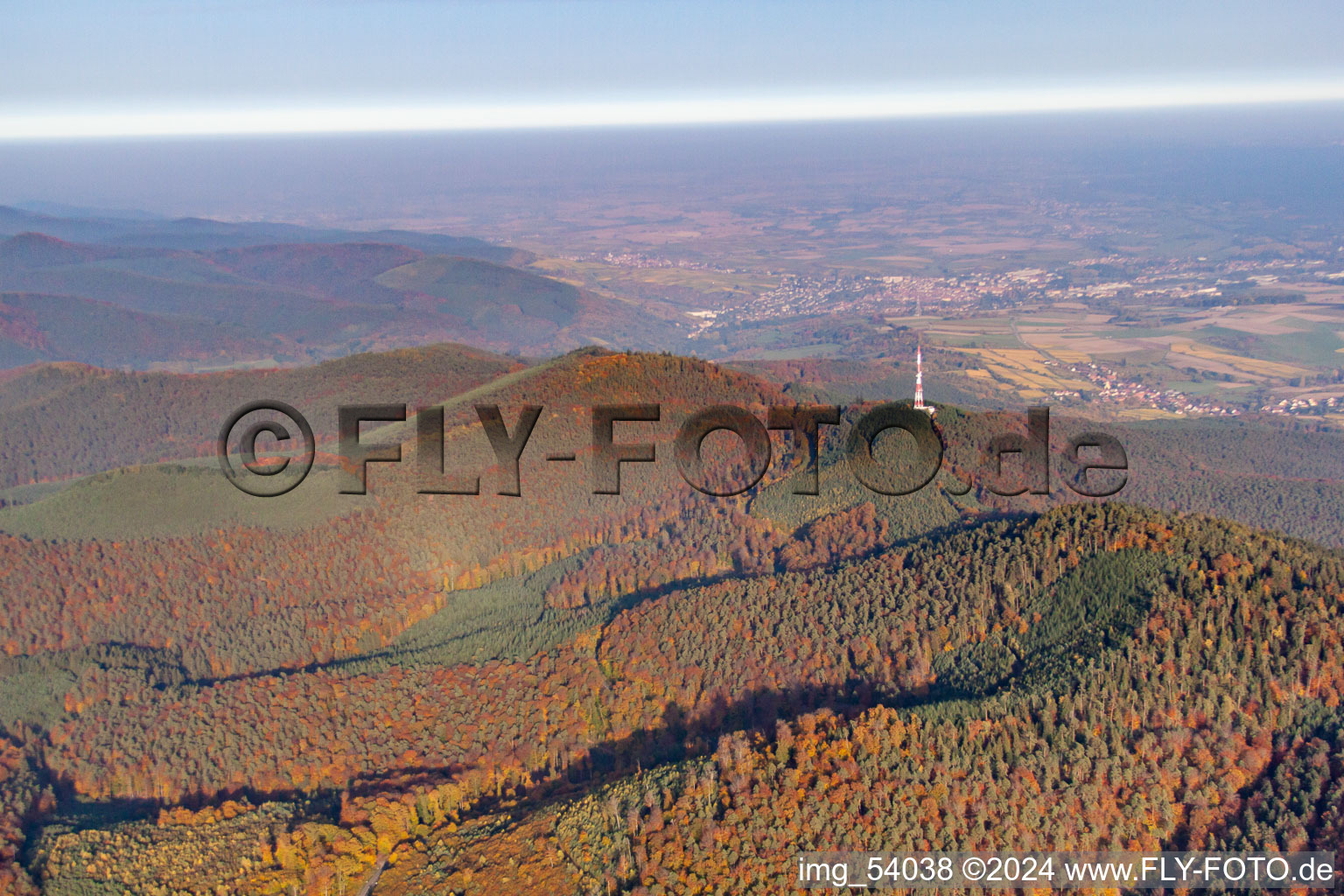 Vue aérienne de Mât de transmission au Col de Pigeonnier à Wissembourg dans le département Bas Rhin, France