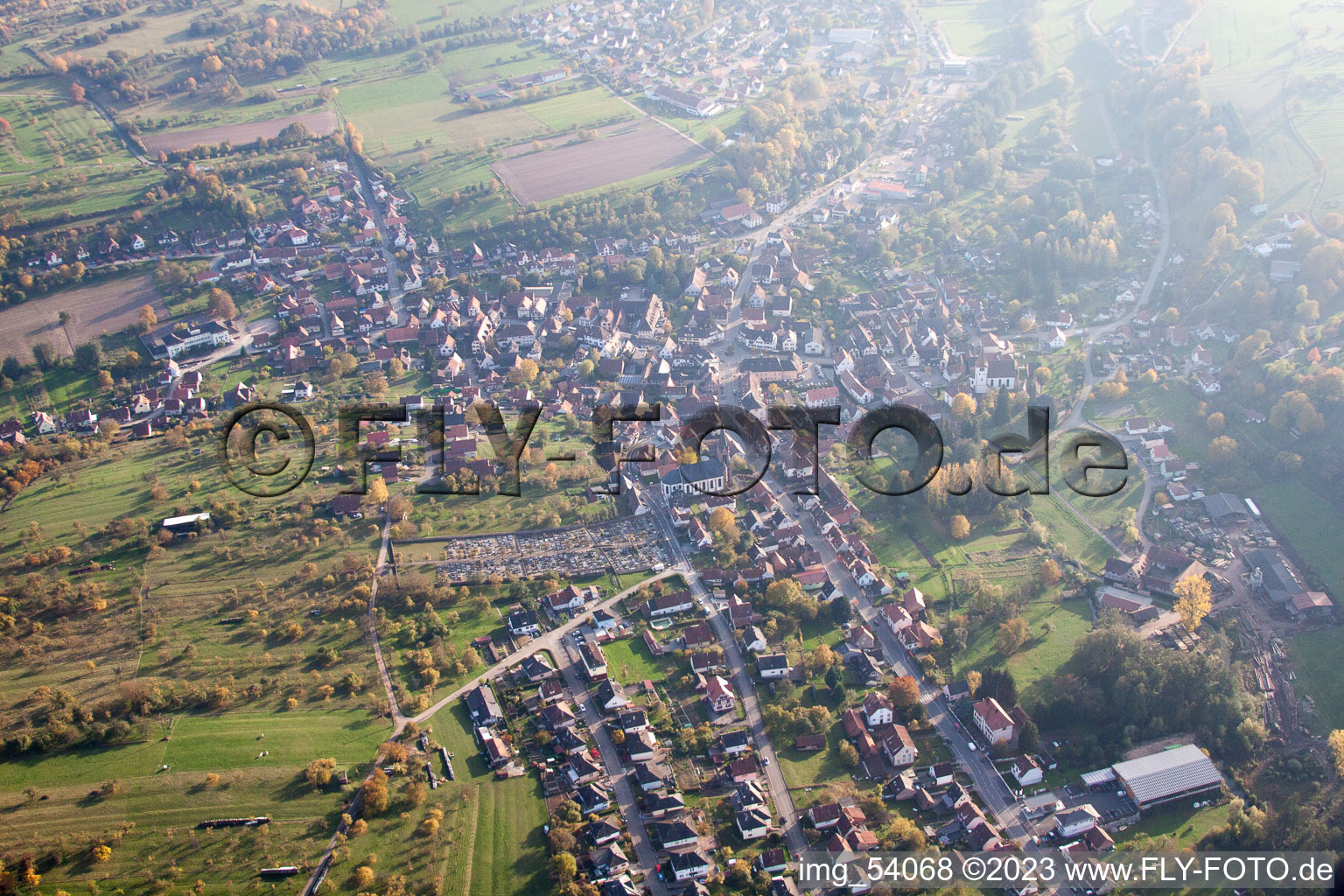 Lembach dans le département Bas Rhin, France du point de vue du drone