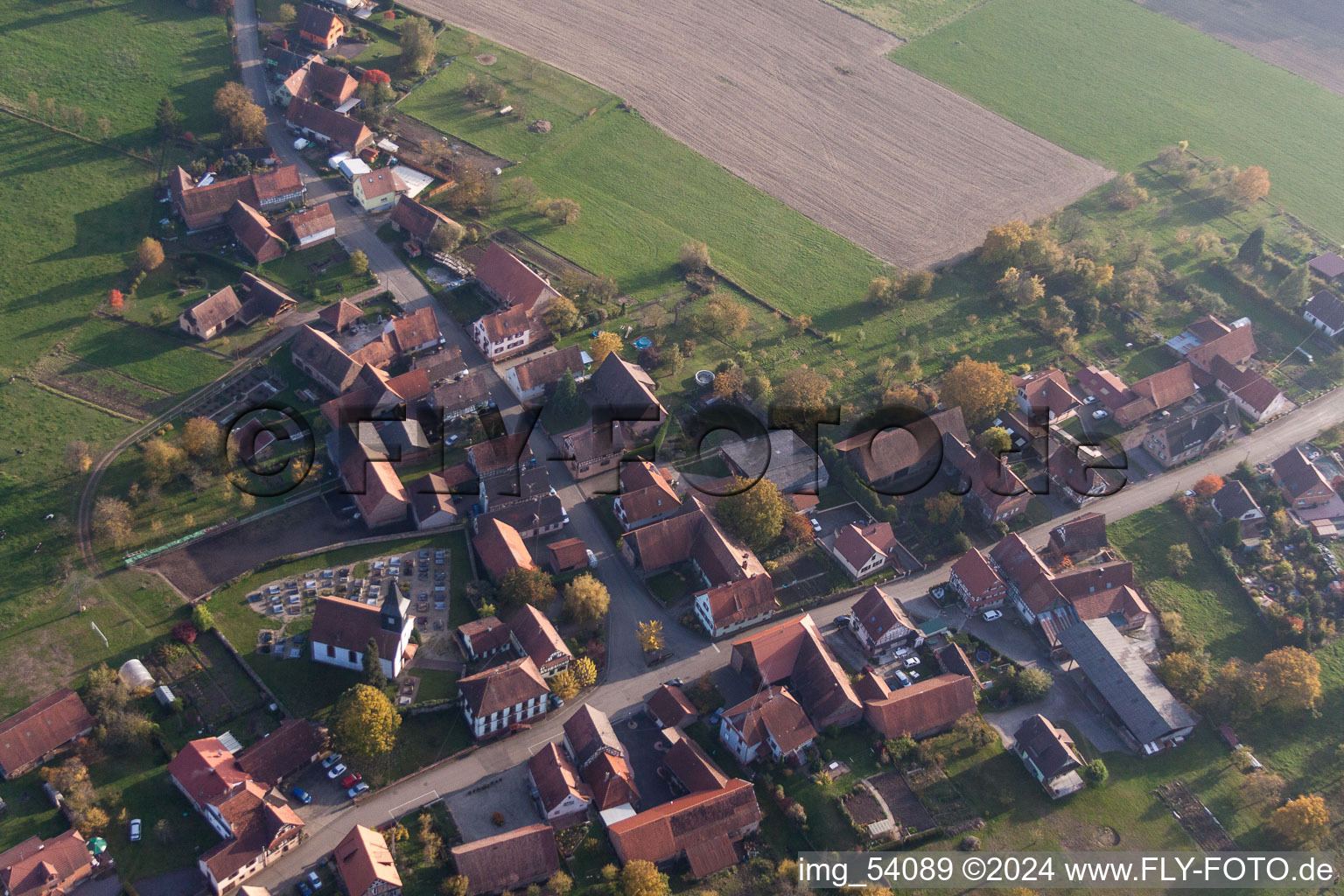 Vue aérienne de Zone d'habitation dans le quartier de Mattstall à Lembach dans le département Bas Rhin, France