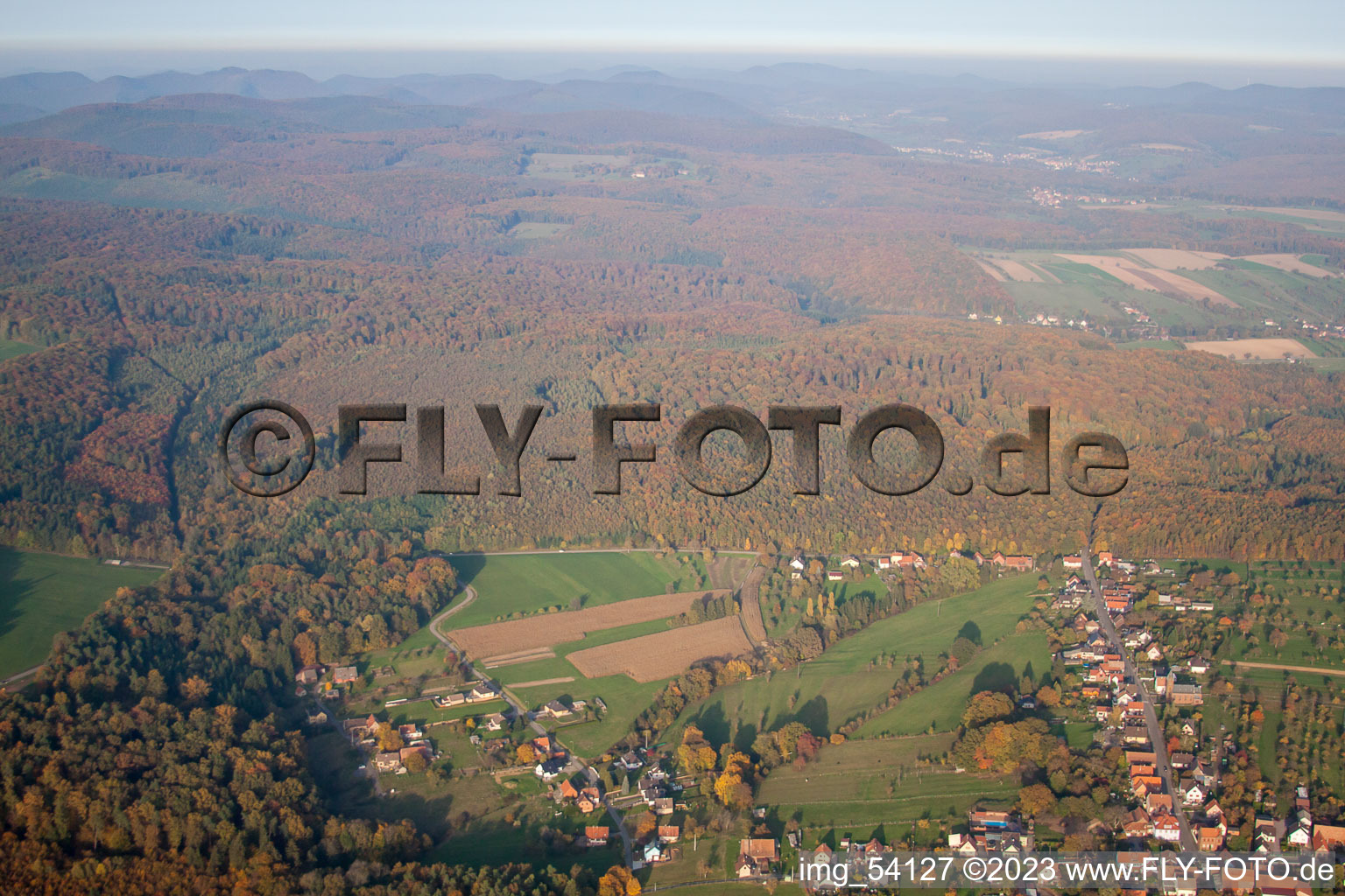 Nehwiller-près-Wœrth dans le département Bas Rhin, France du point de vue du drone