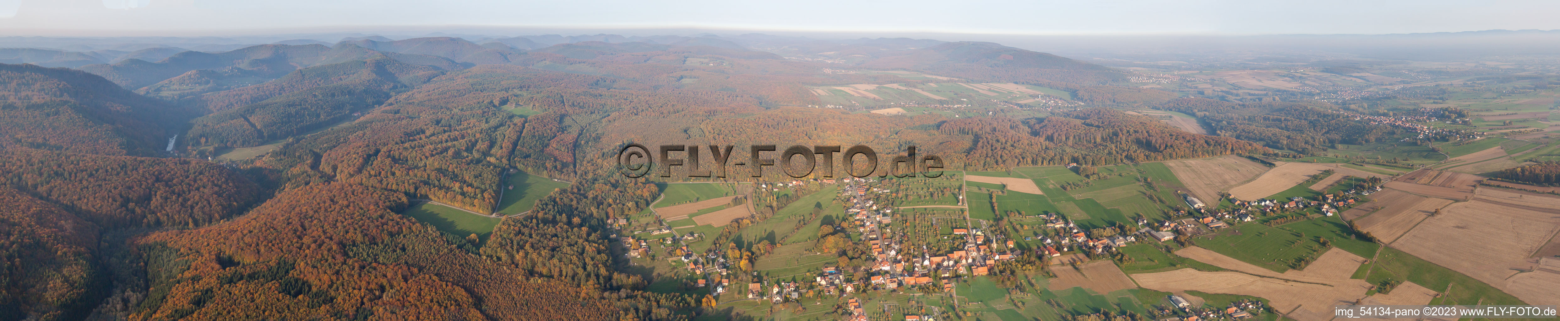 Vue aérienne de Panorama à Nehwiller-près-Wœrth dans le département Bas Rhin, France