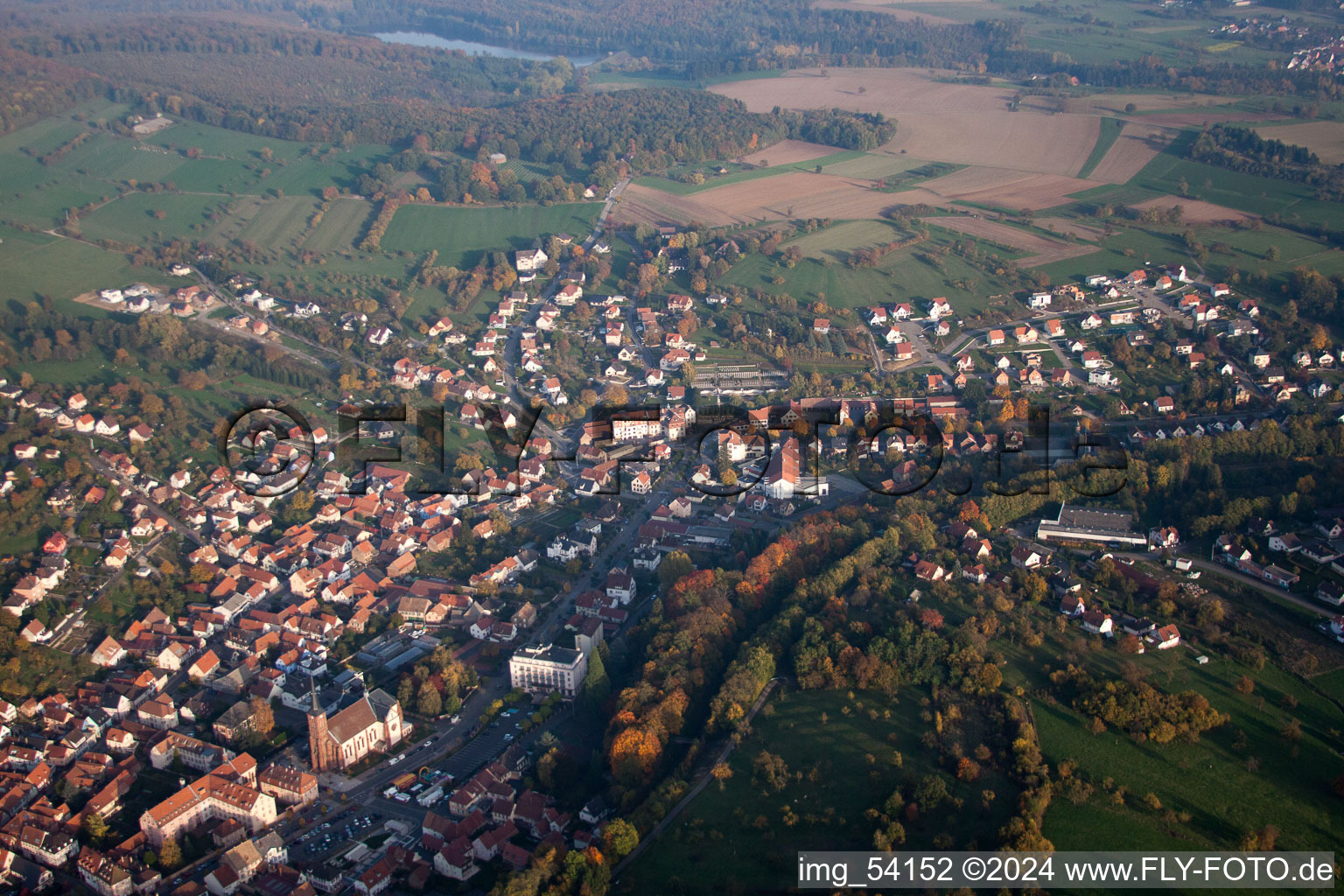 Niederbronn-les-Bains dans le département Bas Rhin, France du point de vue du drone