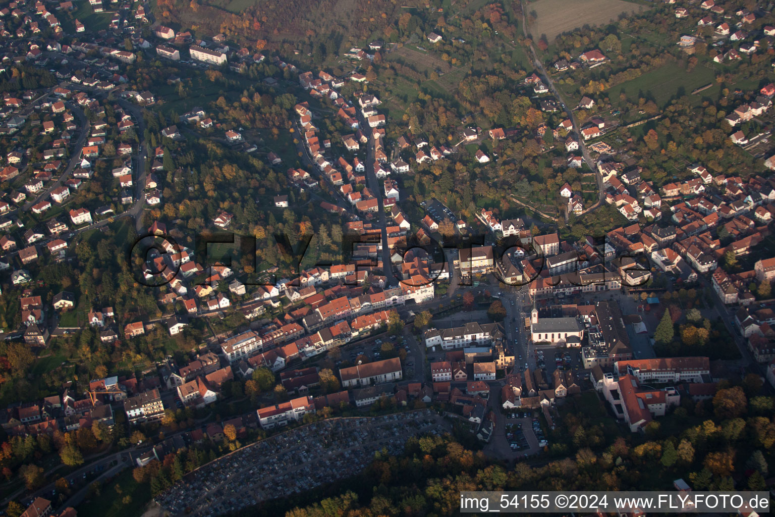 Vue aérienne de Niederbronn-les-Bains dans le département Bas Rhin, France