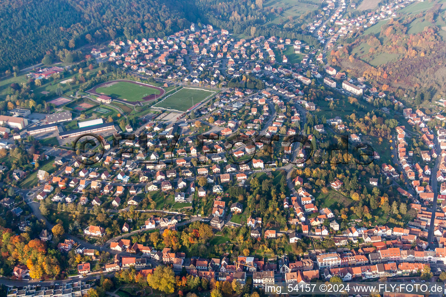 Vue aérienne de Vue des rues et des maisons des quartiers résidentiels à Niederbronn-les-Bains dans le département Bas Rhin, France