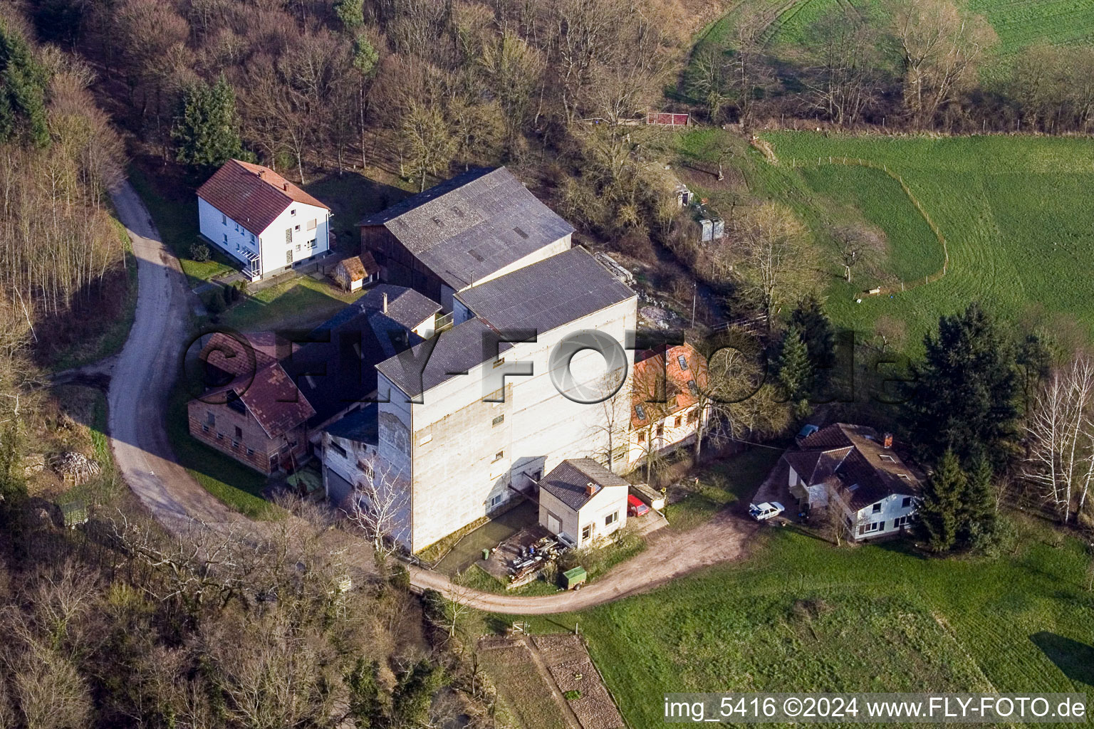 Vue aérienne de Moulin à eau historique dans une ferme entre forêt et prairies à Minfeld dans le département Rhénanie-Palatinat, Allemagne