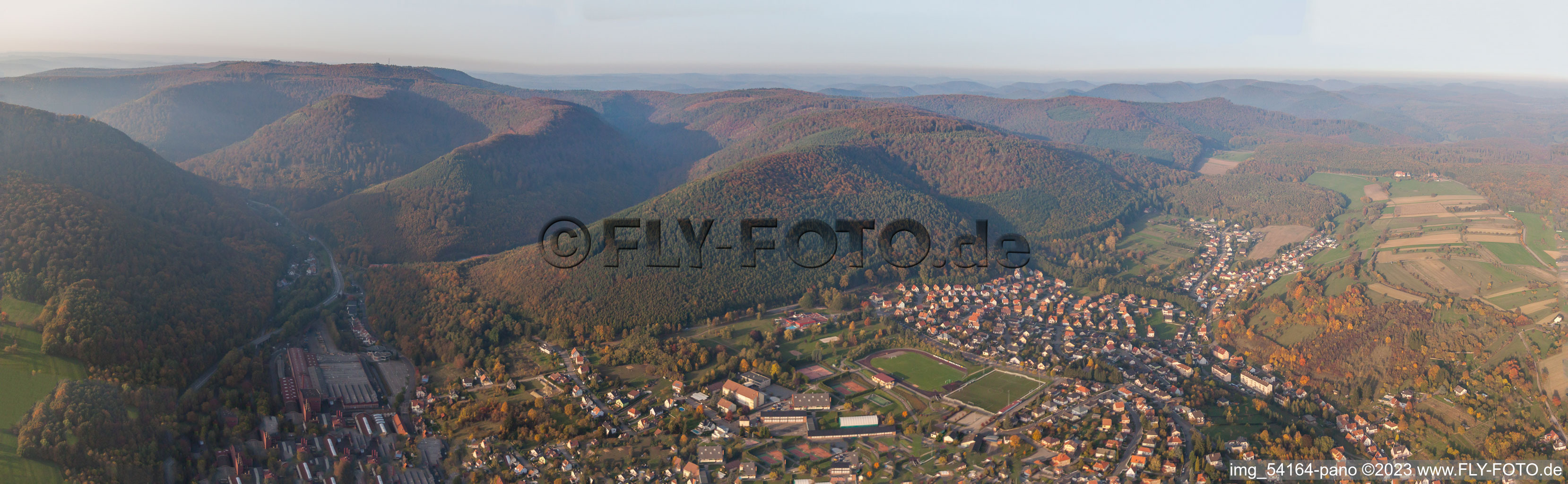 Vue aérienne de Panorama à Niederbronn-les-Bains dans le département Bas Rhin, France