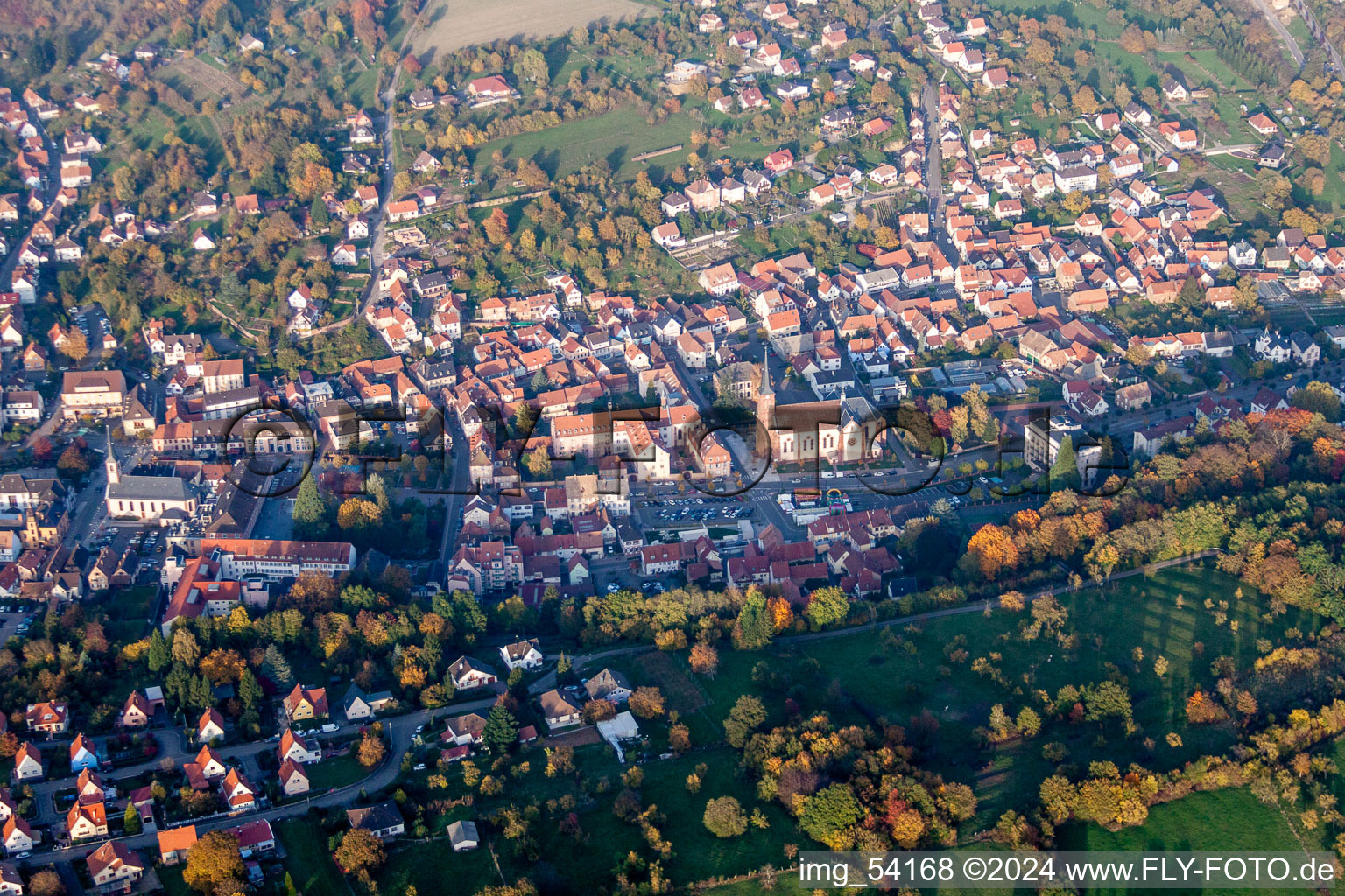 Vue aérienne de Eglises, thermes et Casino Barrière Niederbronn à Niederbronn-les-Bains dans le département Bas Rhin, France