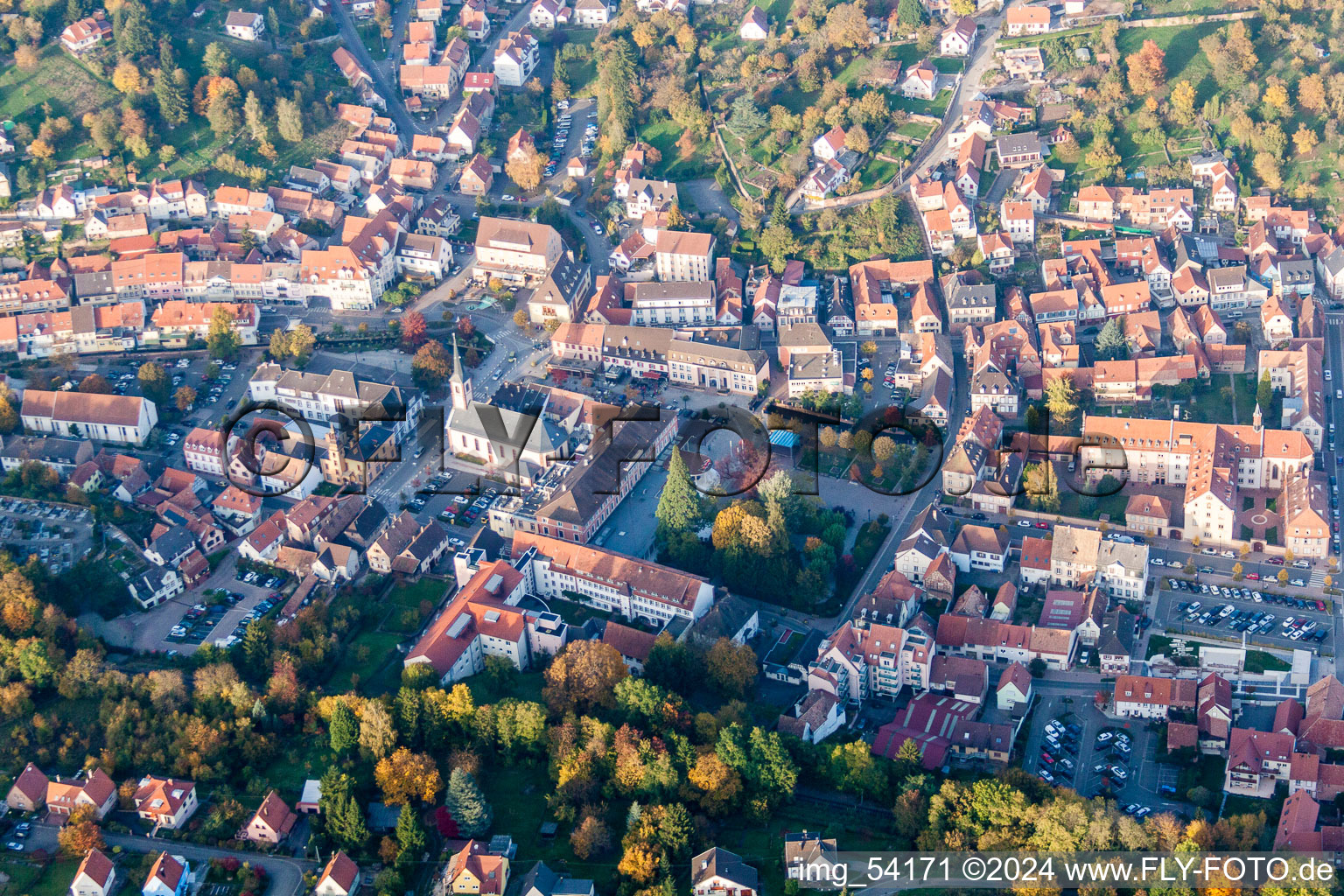 Vue aérienne de Eglises, thermes et Casino Barrière Niederbronn à Niederbronn-les-Bains dans le département Bas Rhin, France