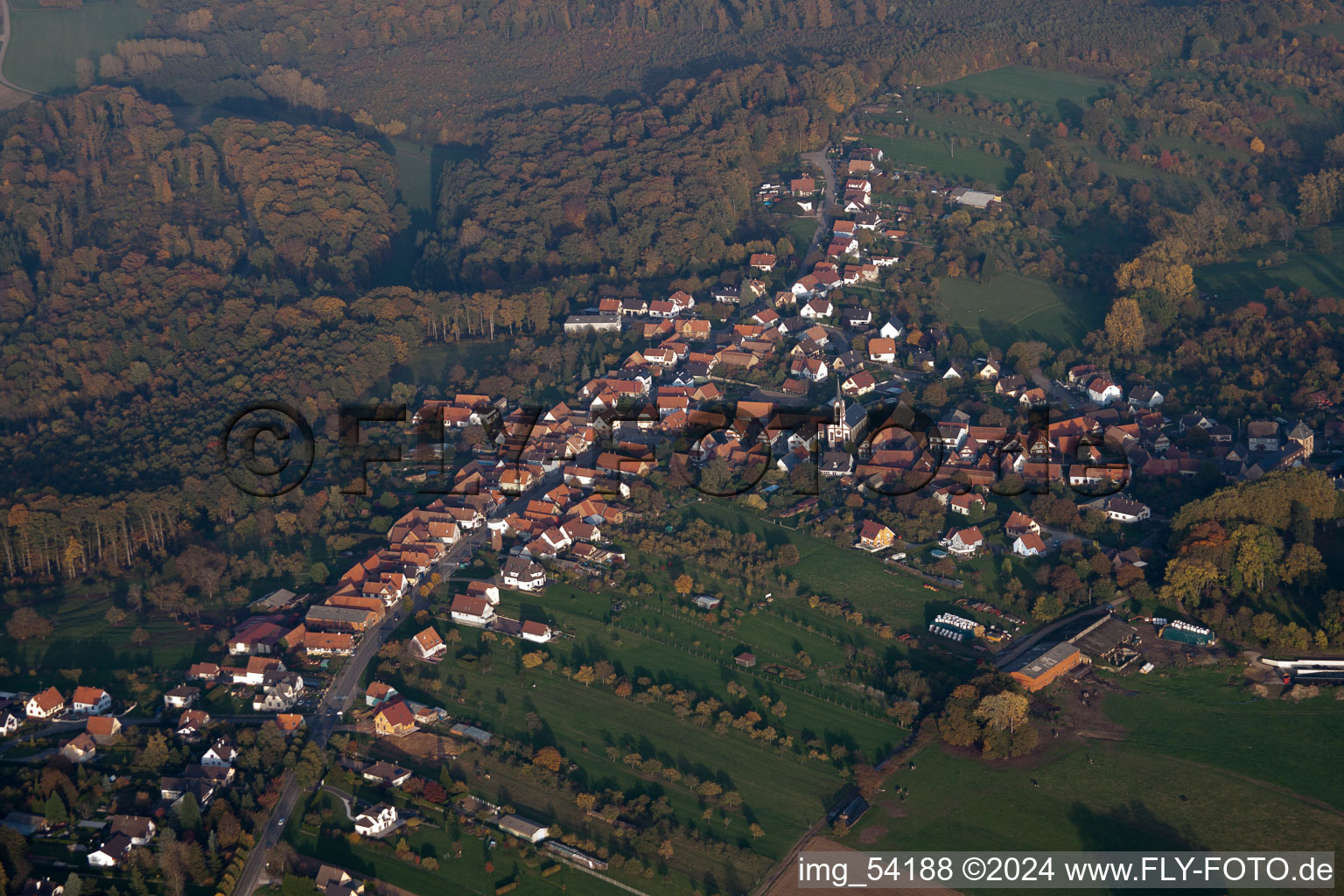 Vue d'oiseau de Frœschwiller dans le département Bas Rhin, France