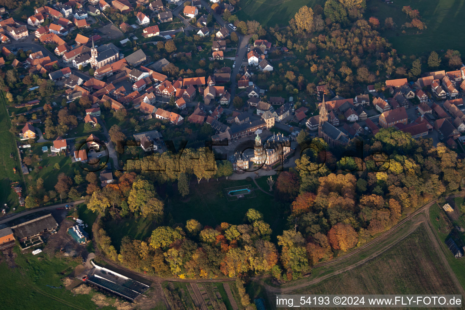 Vue aérienne de Ensemble châteaux du Château de Froeschwiller - Château de Froeschwiller avec parc du château à Frœschwiller dans le département Bas Rhin, France
