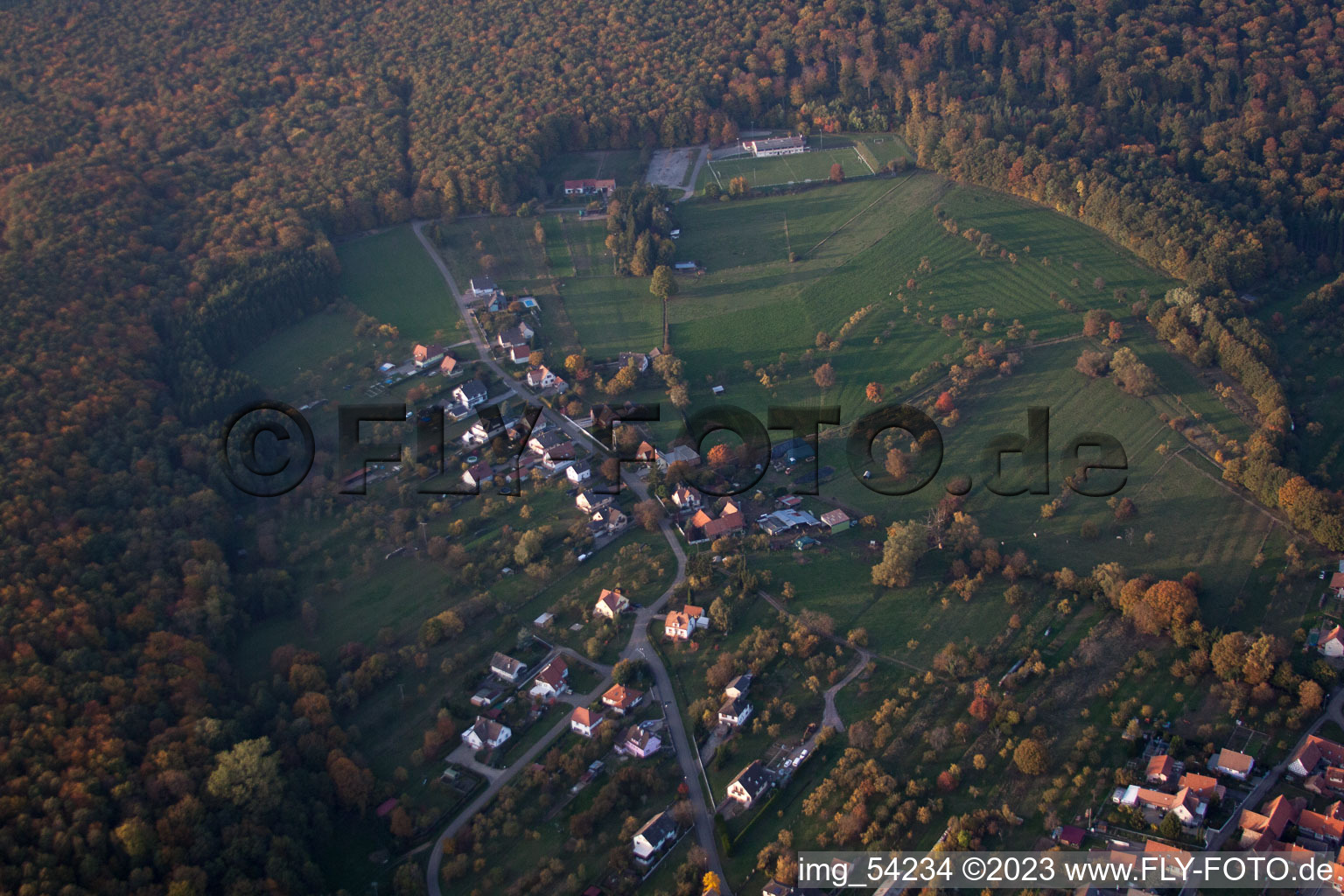 Lampertsloch dans le département Bas Rhin, France du point de vue du drone